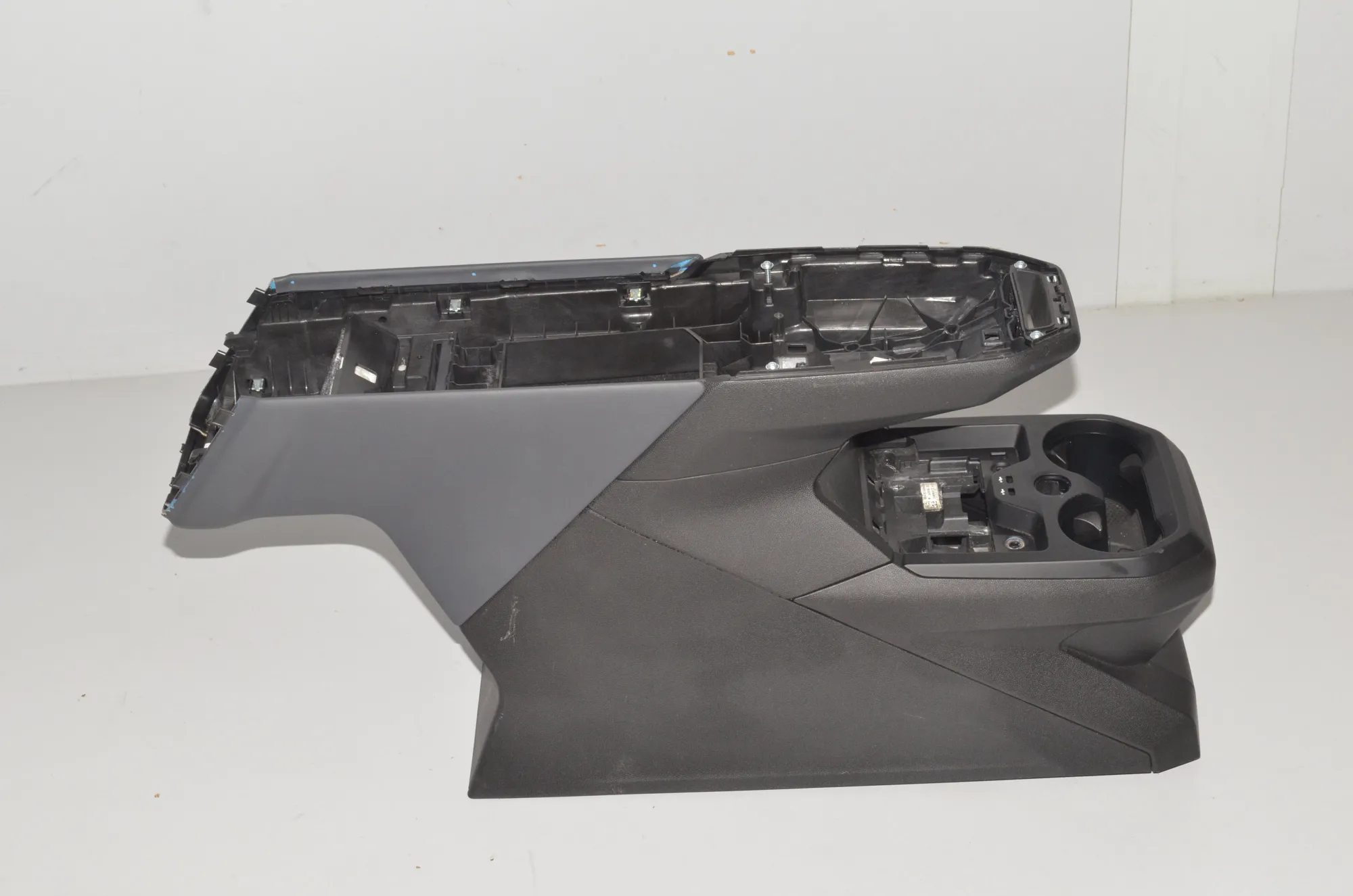 Center Console – OEM 5A38971 · BMW iX (I20) BMW iX (I20) xDrive50 2022