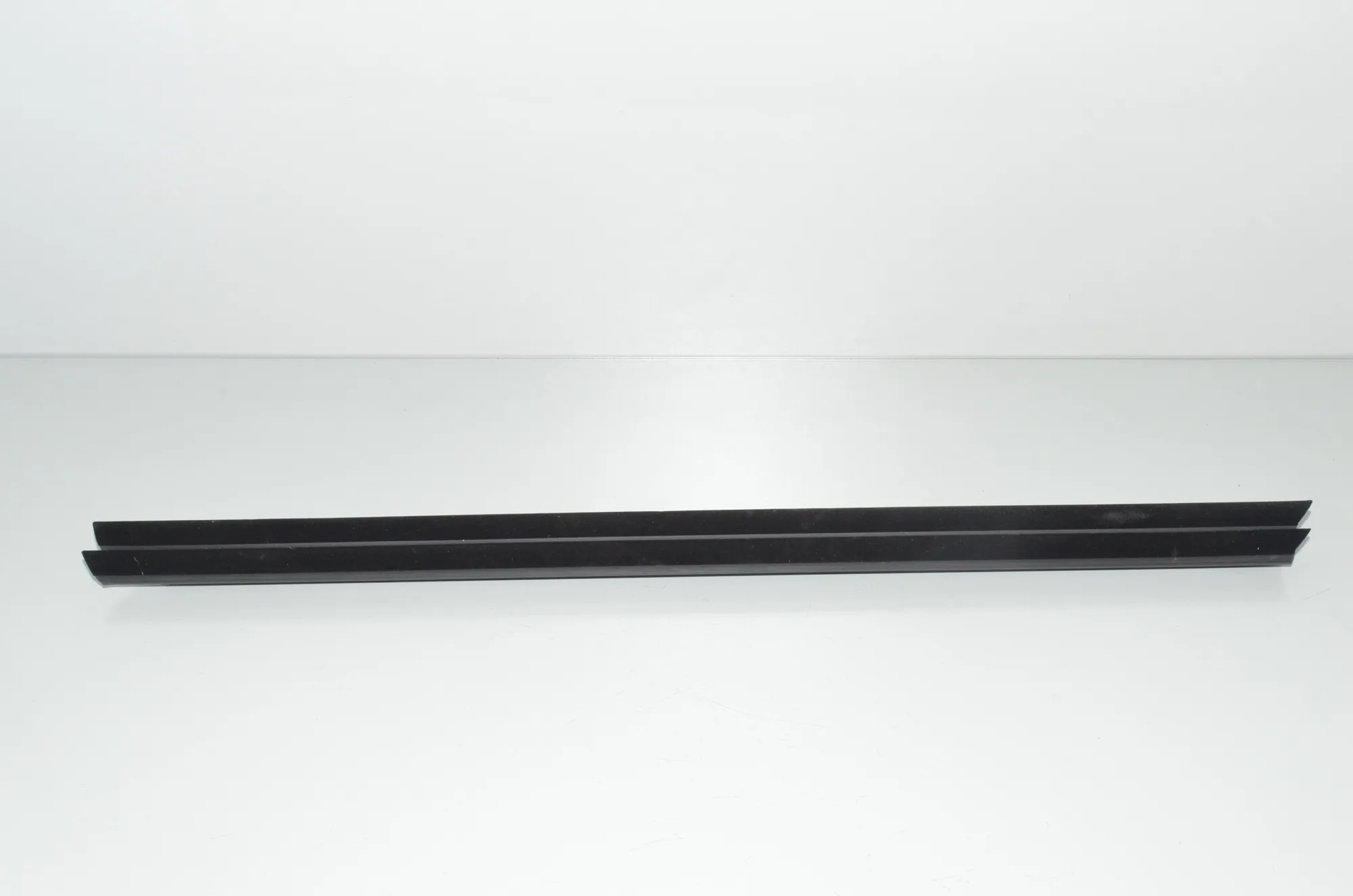 Rear Left Door Window Strip – OEM 7484061 · BMW X7 (G07) (2019 - -) xDrive 30 d 2019 – 2