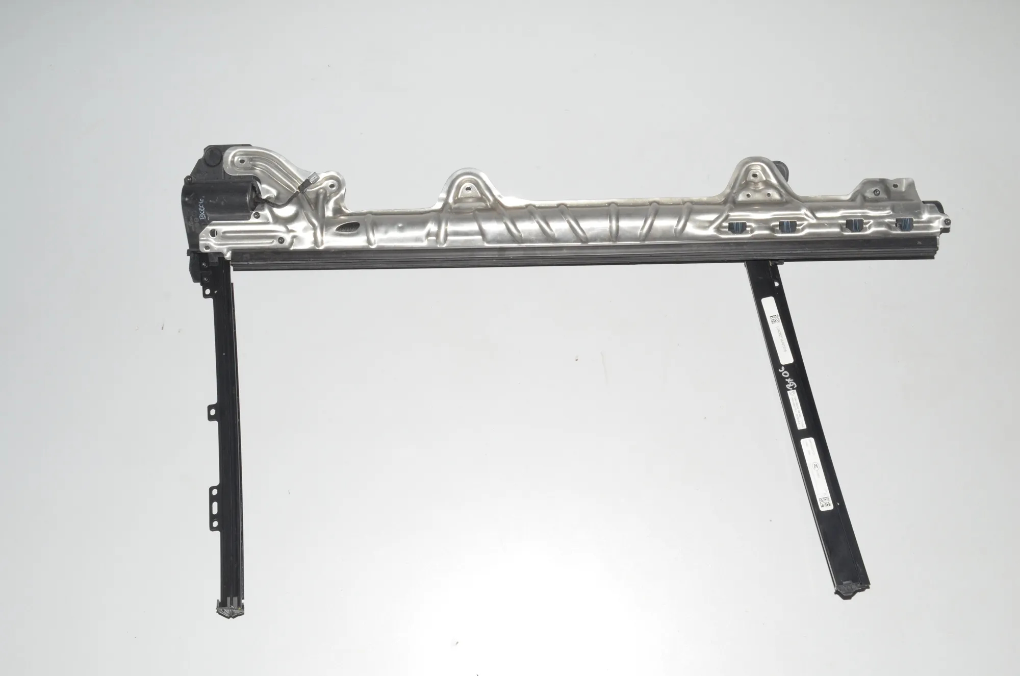 Rear Left Door Sun Blind Roller – OEM 7460477 · BMW X7 (G07) BMW X7 (G07) xDrive 30 d 2021 – 4