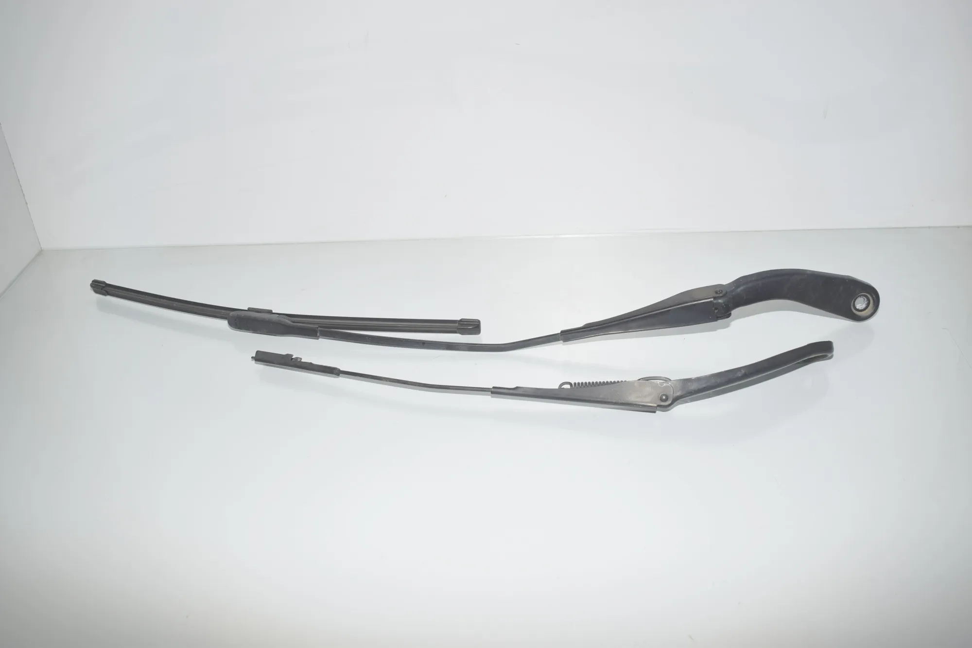 Front Wiper Arms – OEM 7260469 · BMW 3 (F30, F80) 320 i 2017 – 2