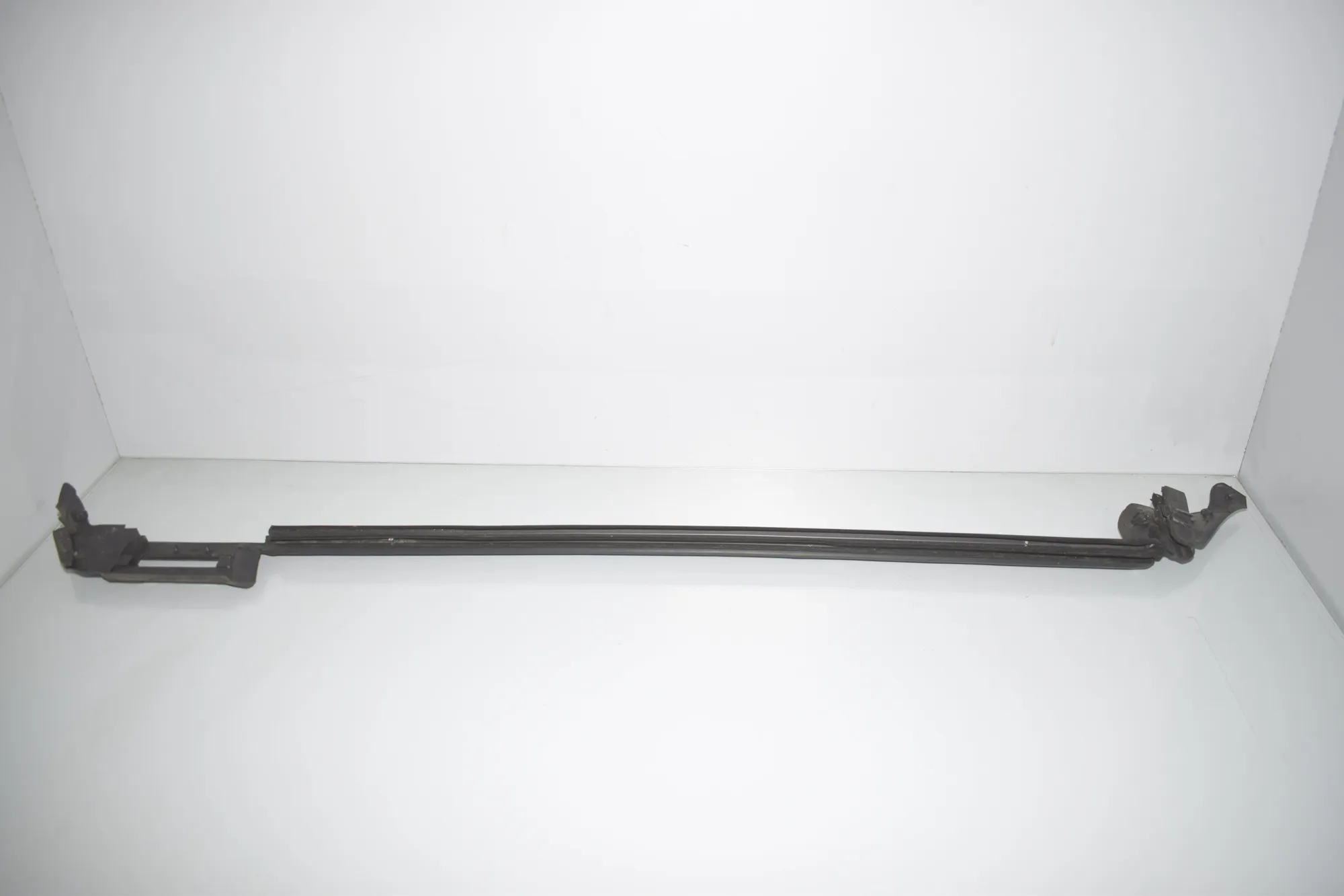 Front Right Door Rubber Seal – OEM 7277050 · BMW i3 (I01) Electric 2021 – 3