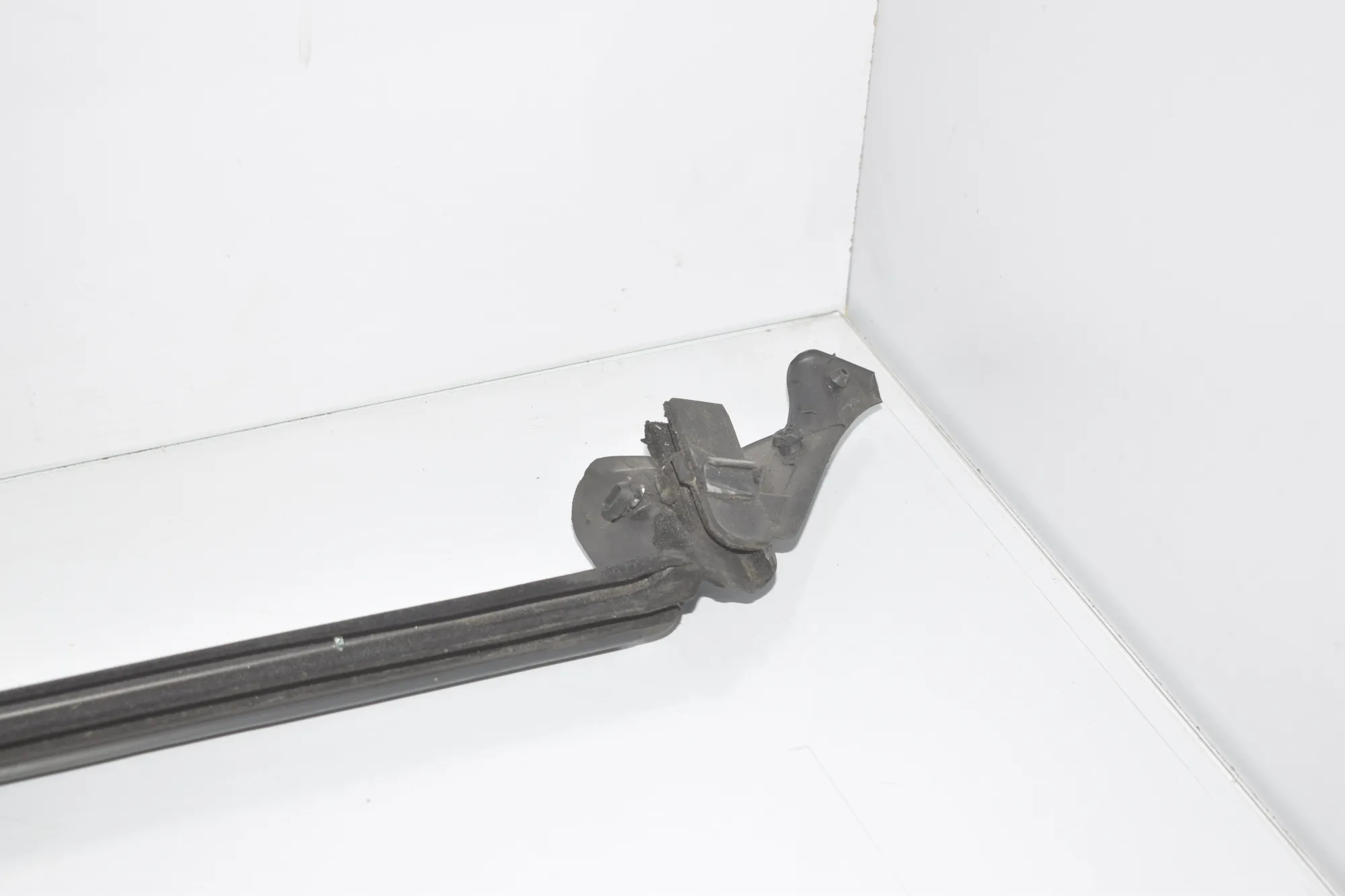 Front Right Door Rubber Seal – OEM 7277050 · BMW i3 (I01) Electric 2021 – 4