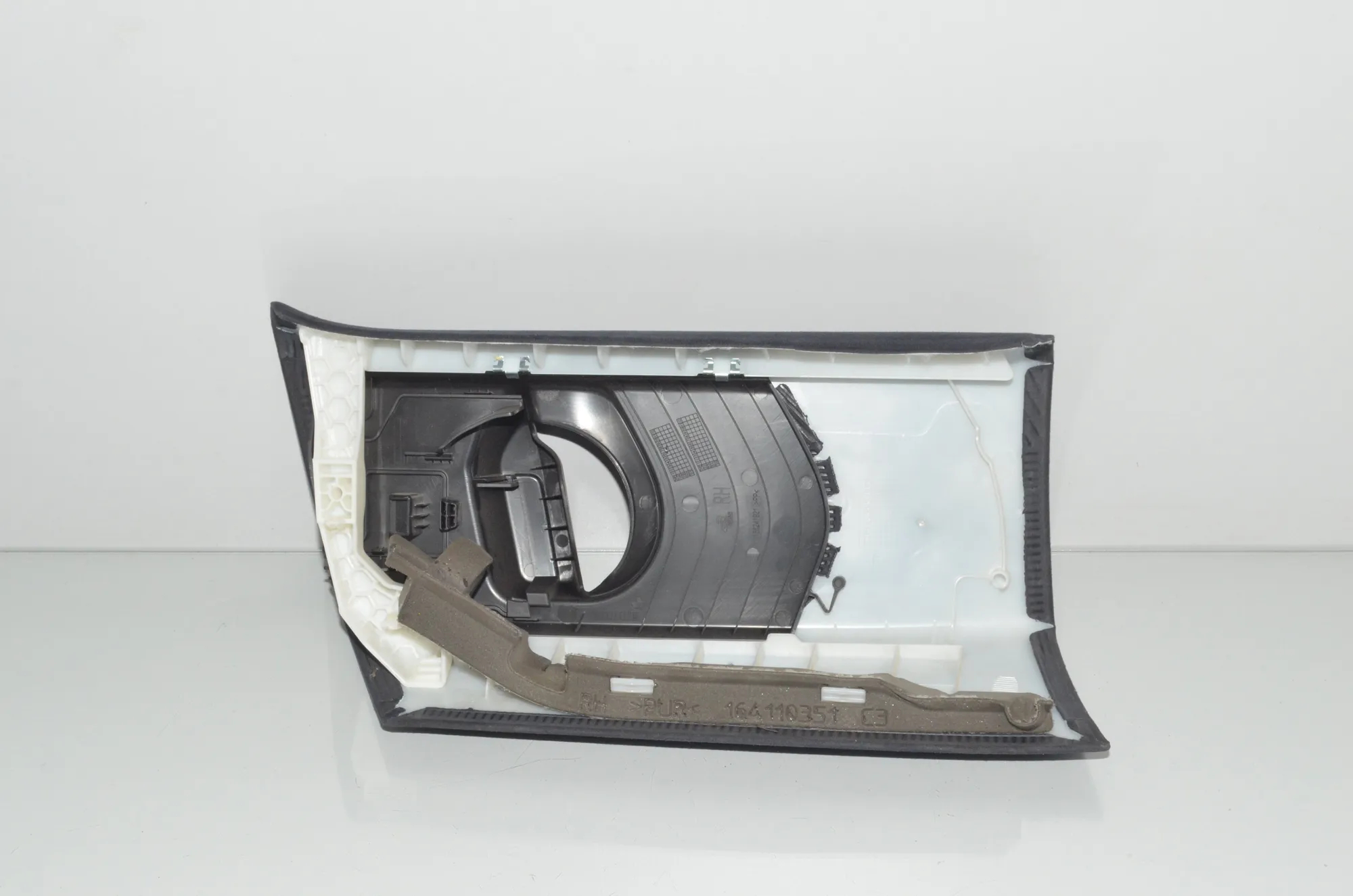 Right Side Pillar Trim – OEM 9108712 · BMW X7 (G07) (2019 - -) xDrive 30 d 2019 – 4