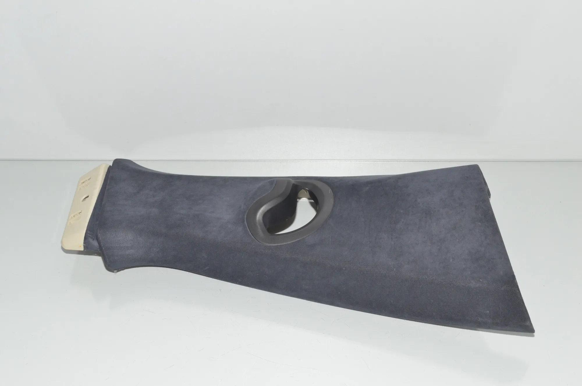 Right Side B Pillar Trim – OEM 7433700 · BMW X7 (G07) (2019 - -) xDrive 30 d 2019