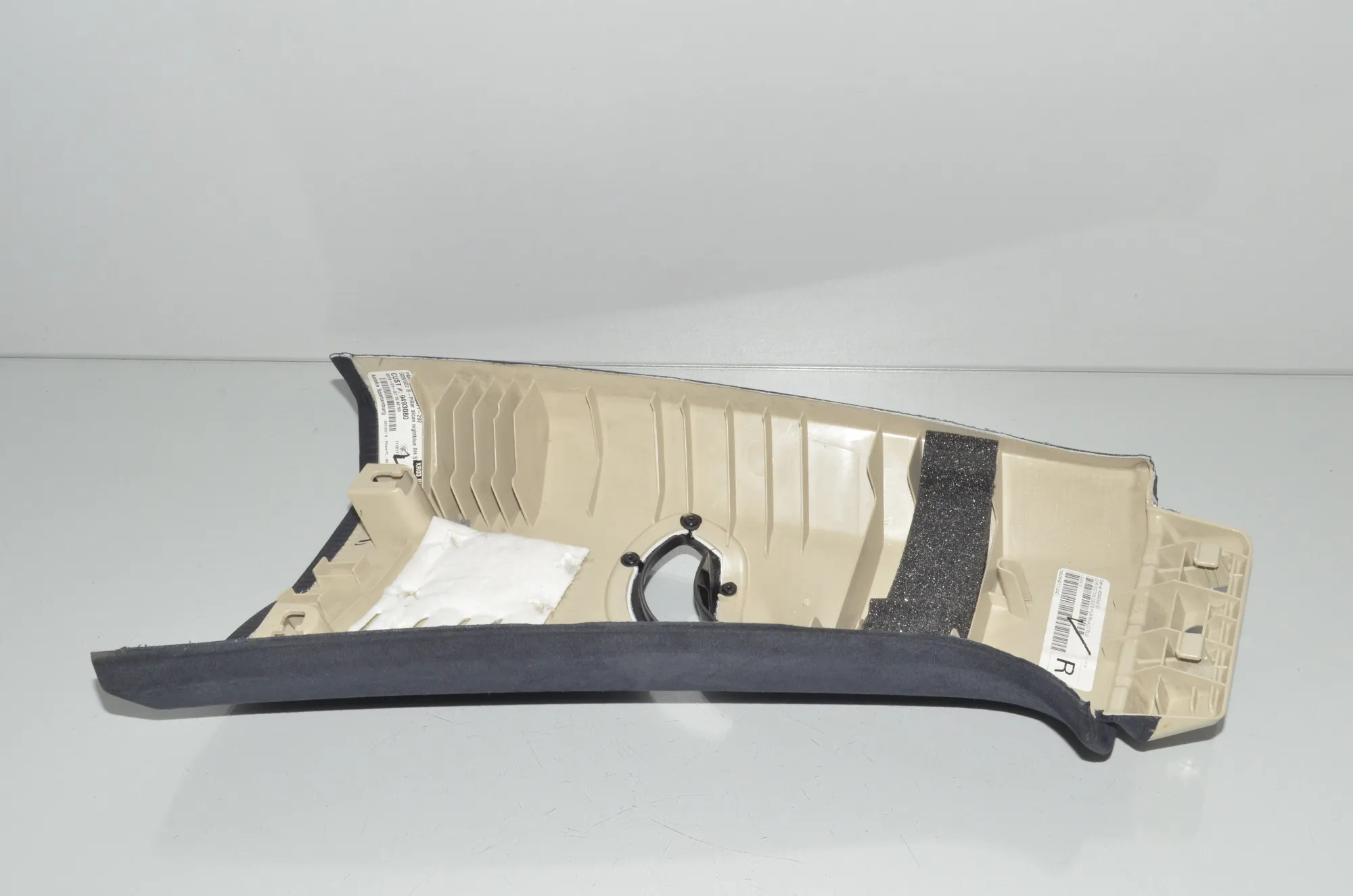 Right Side B Pillar Trim – OEM 7433700 · BMW X7 (G07) (2019 - -) xDrive 30 d 2019 – 3