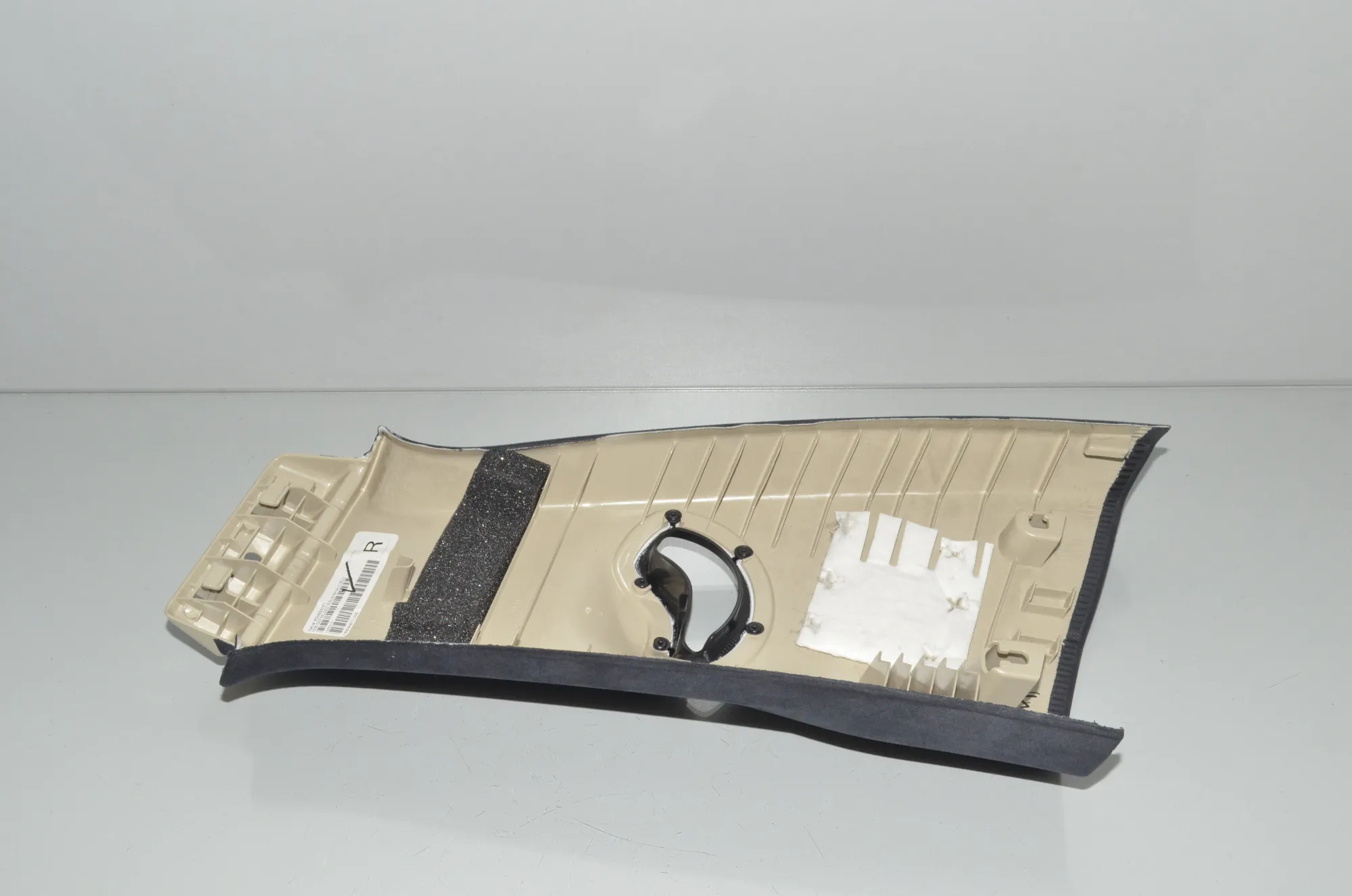 Right Side B Pillar Trim – OEM 7433700 · BMW X7 (G07) (2019 - -) xDrive 30 d 2019 – 4