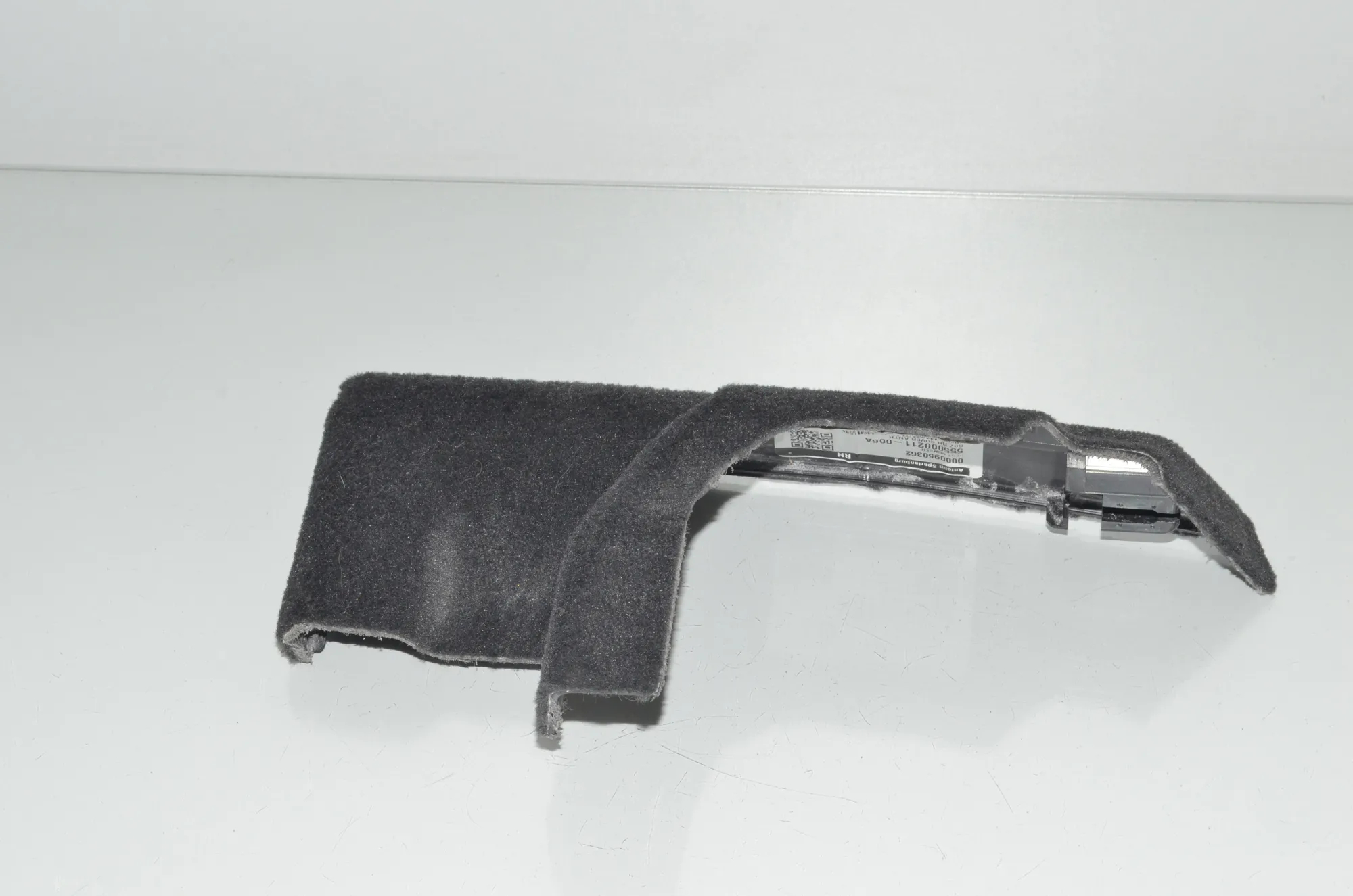 Right Side Trunk Trim – OEM 9493980 · BMW X7 (G07) (2019 - -) xDrive 30 d 2019 – 2