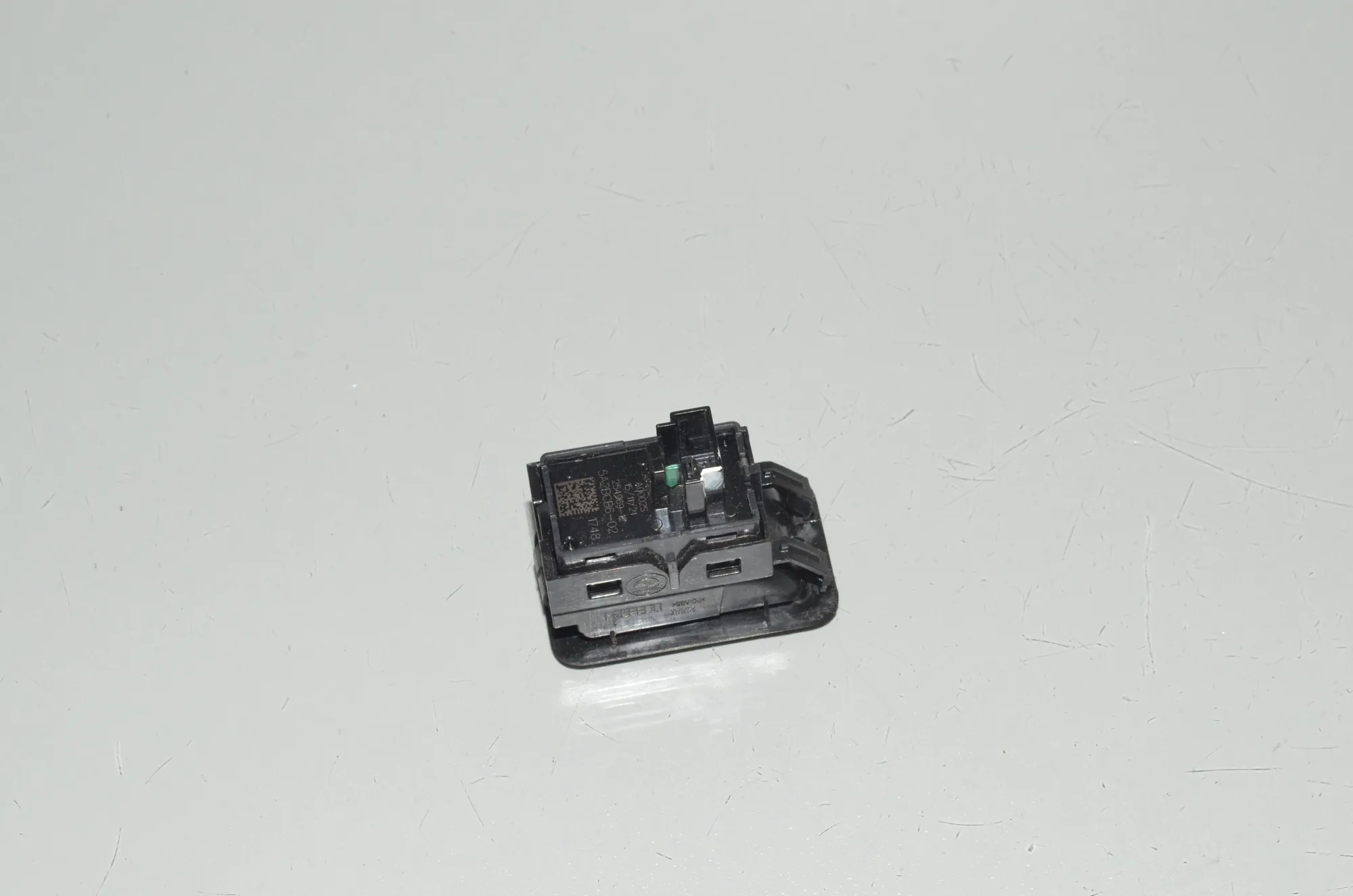 Tailgate Open Switch – OEM 5A2BCB6 · BMW iX (I20) BMW iX (I20) xDrive50 2022 – 3