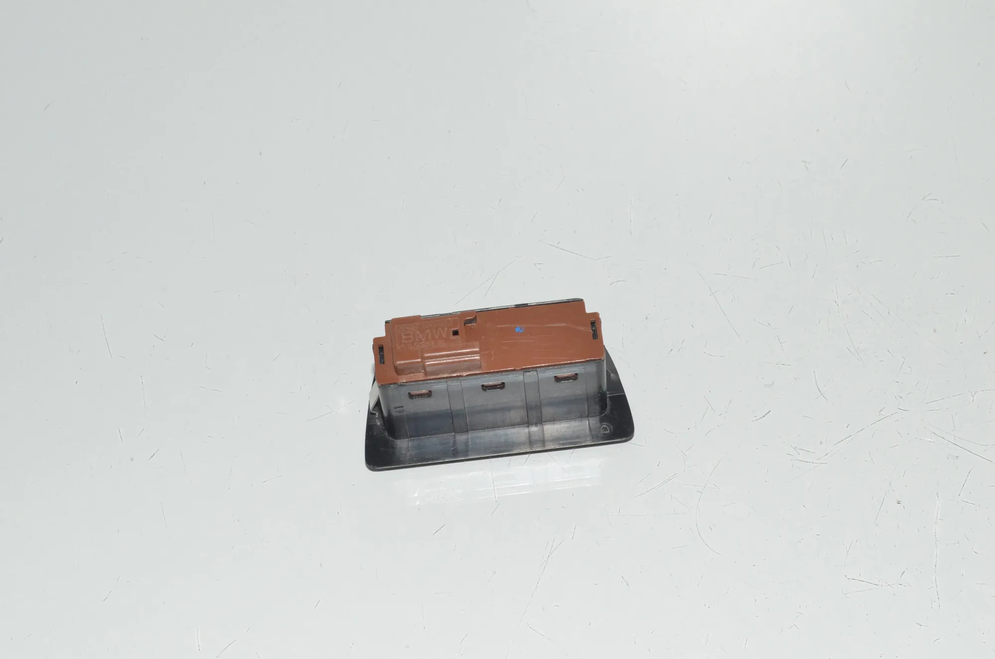 Tailgate Open Switch – OEM 5A1B2F9 · BMW iX (I20) BMW iX (I20) xDrive50 2022 – 3