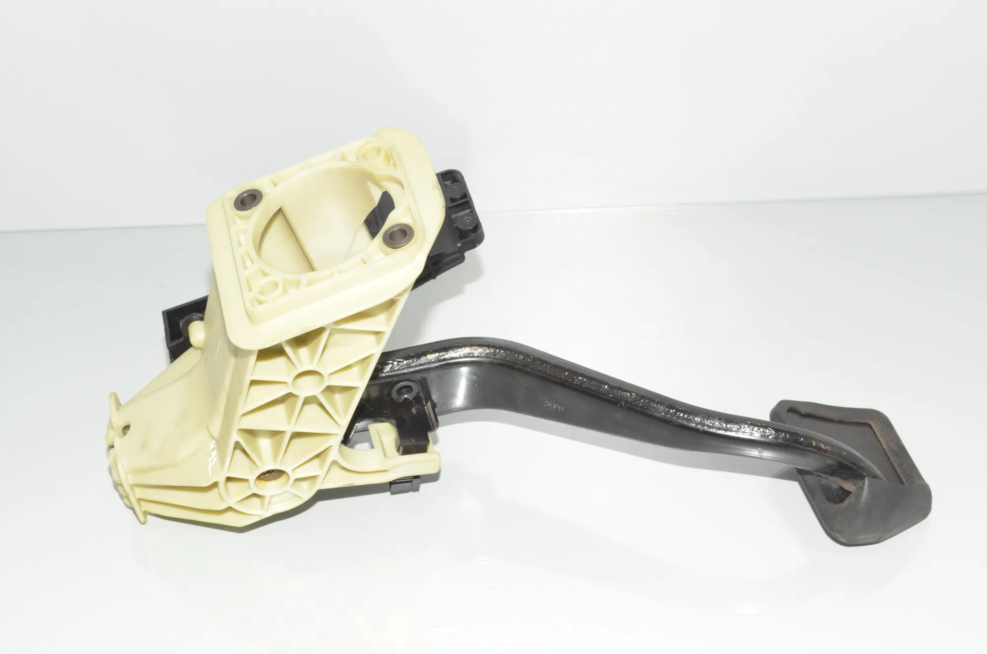 Brake Pedal – OEM 6775368 · BMW 5 Touring (F11) 535 d 2012 – 4