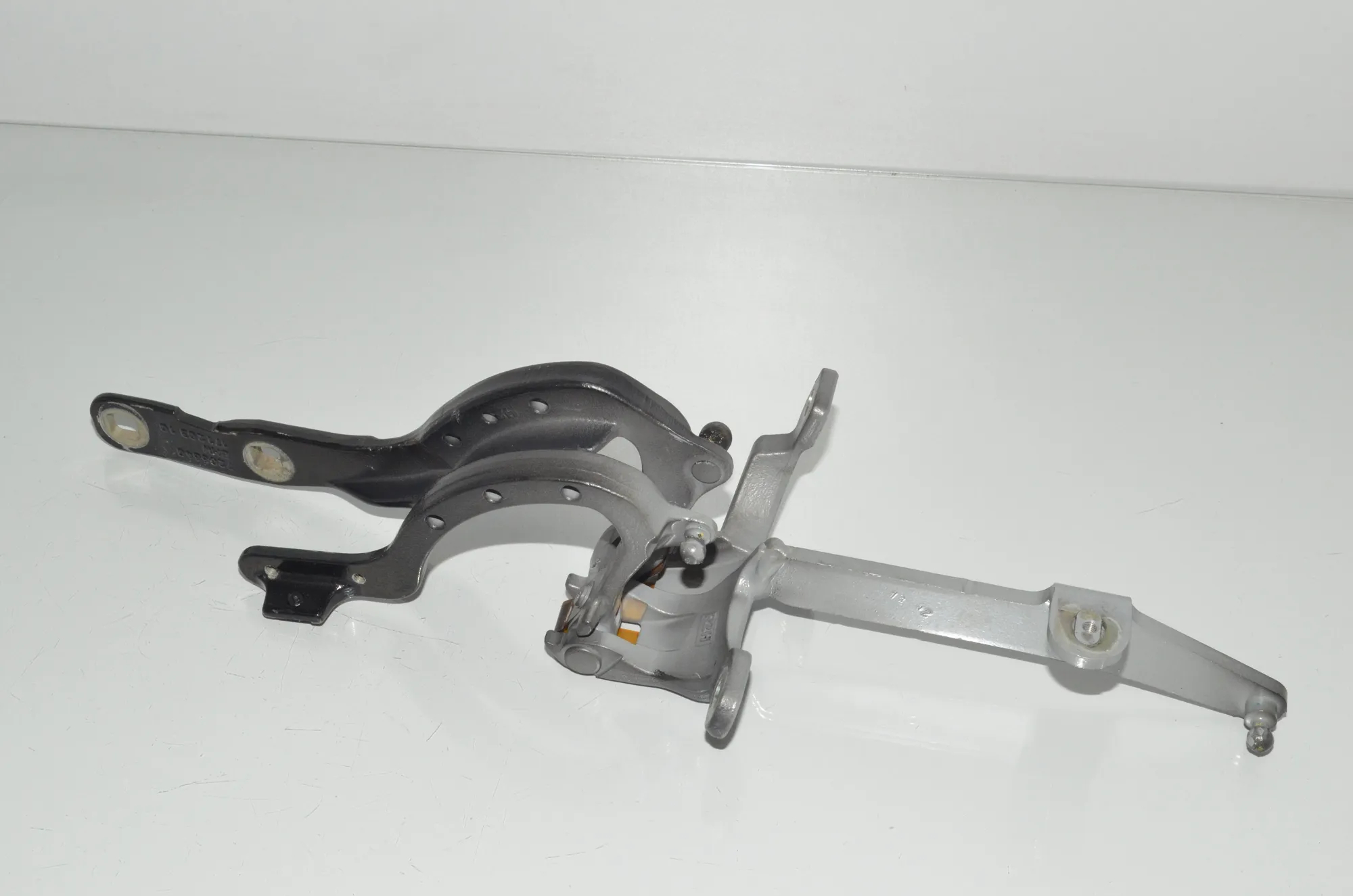 Right Side Bootlid Hinge – OEM 7206640 · BMW 5 Touring (F11) 535 d 2012 – 2