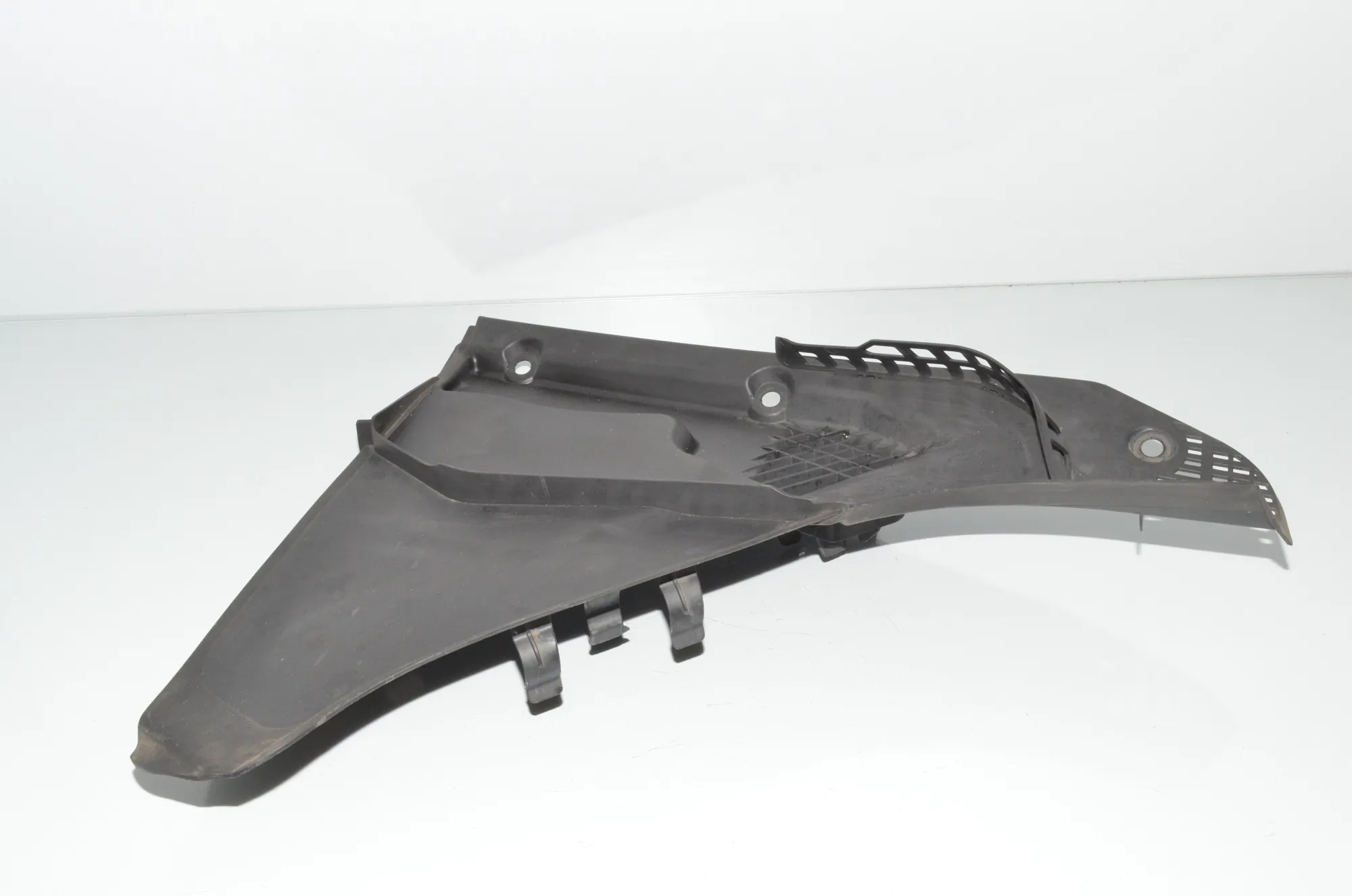 Front Wiper Cowl Trim – OEM 6987605 · BMW 5 Touring (F11) 535 d 2012 – 2