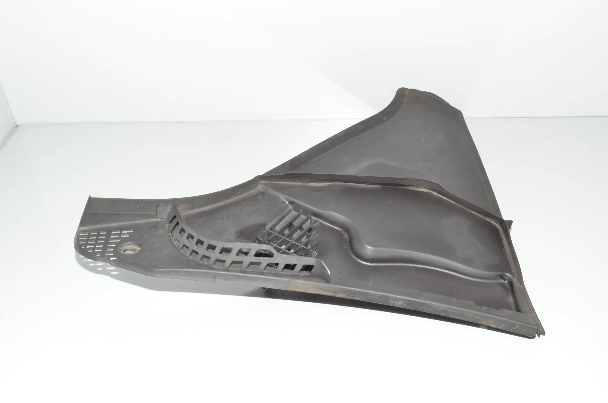 Front Wiper Cowl Trim – OEM 6987605 · BMW 5 Touring (F11) 535 d 2012