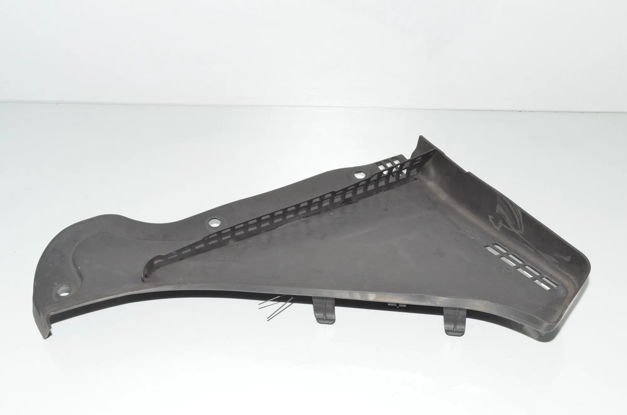 Front Wiper Cowl Trim – OEM 7216977 · BMW 5 Touring (F11) 535 d 2012 – 4