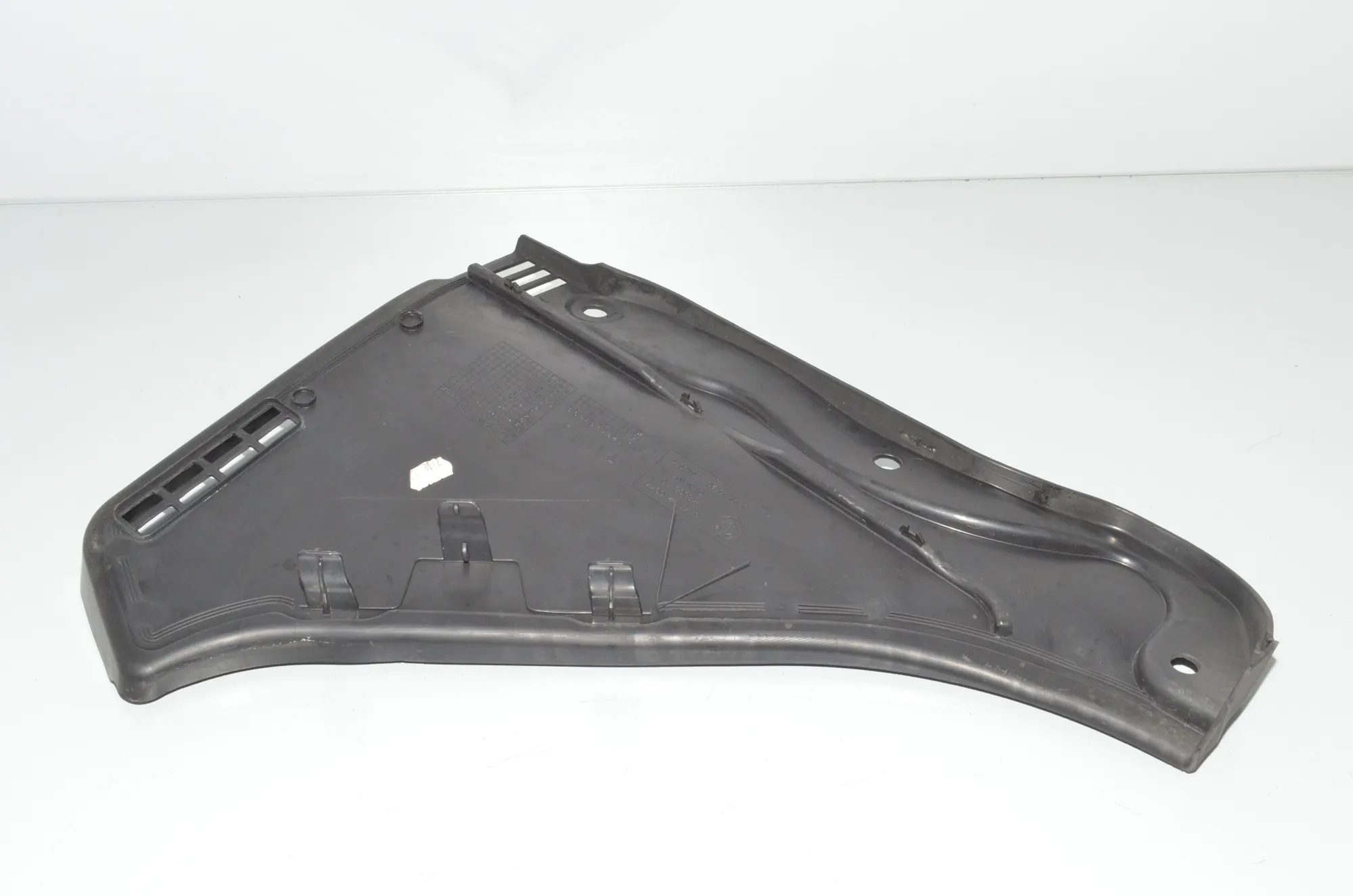 Front Wiper Cowl Trim – OEM 7216977 · BMW 5 Touring (F11) 535 d 2012 – 3