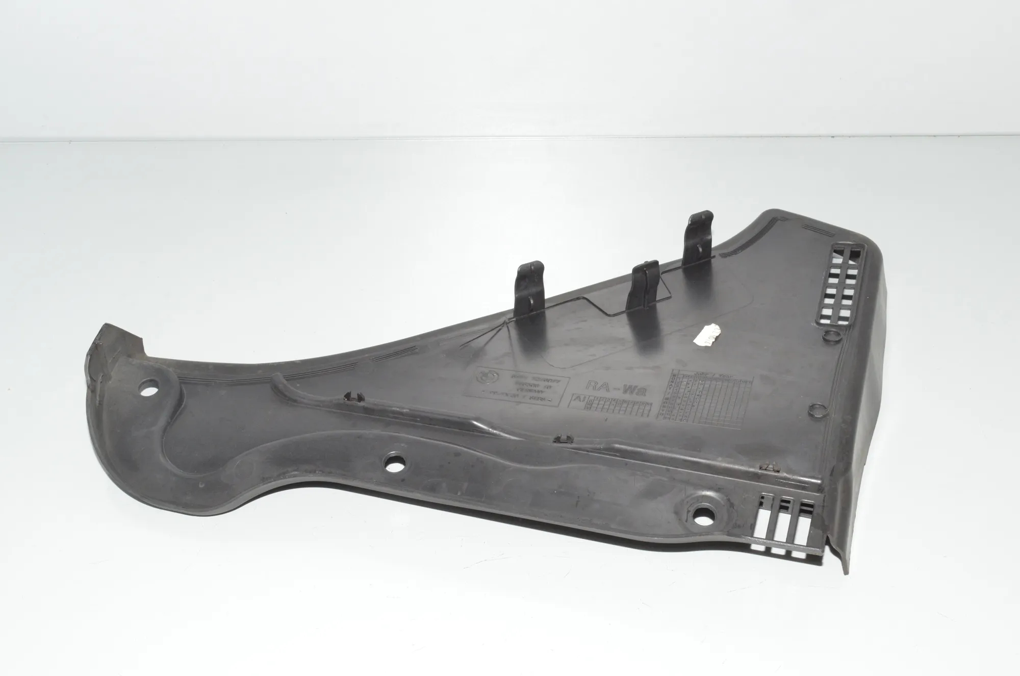 Front Wiper Cowl Trim – OEM 7216977 · BMW 5 Touring (F11) 535 d 2012 – 2