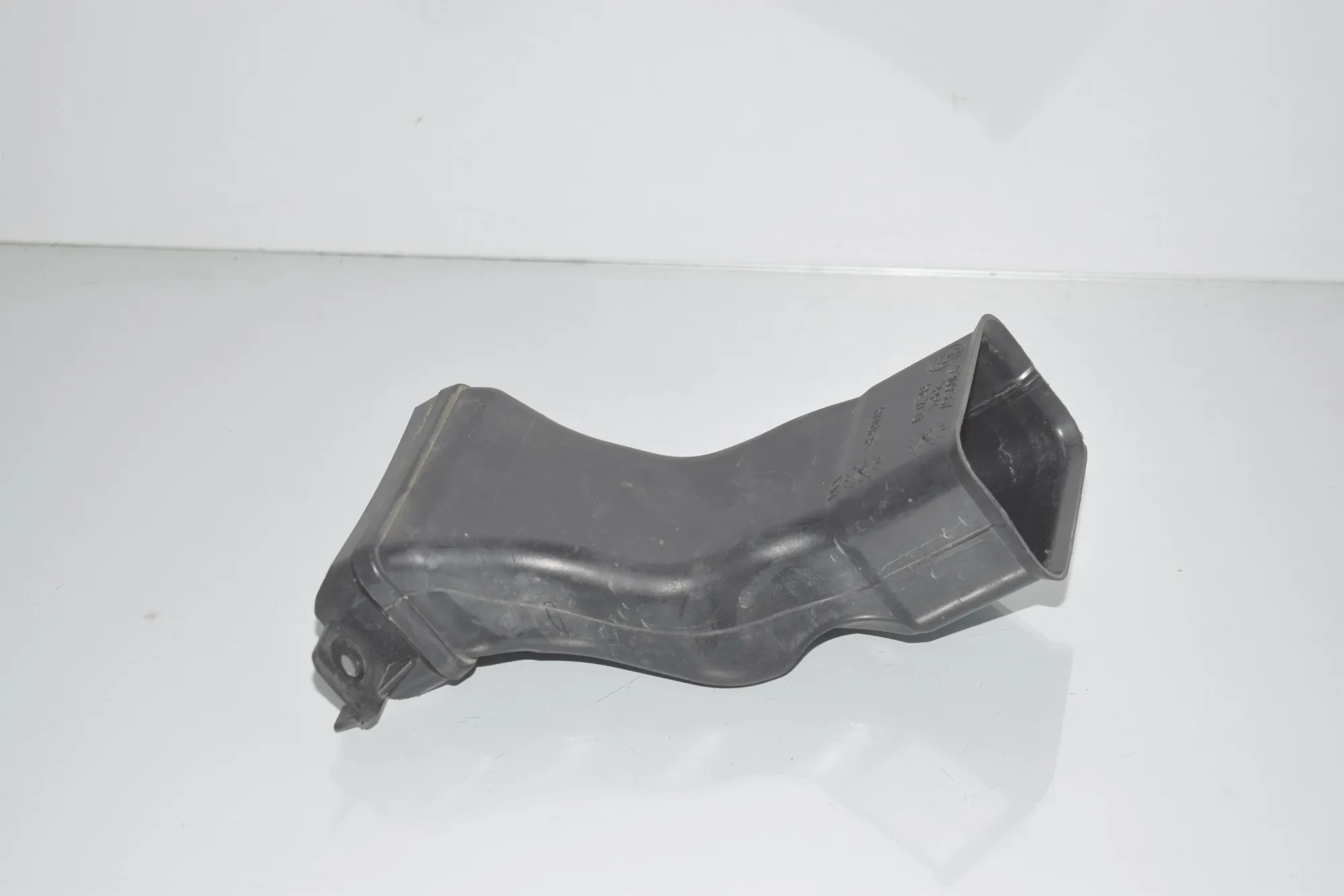 Interior Air Duct Channel – OEM 9309567 · BMW i3 (I01) Hybrid 2016 – 2