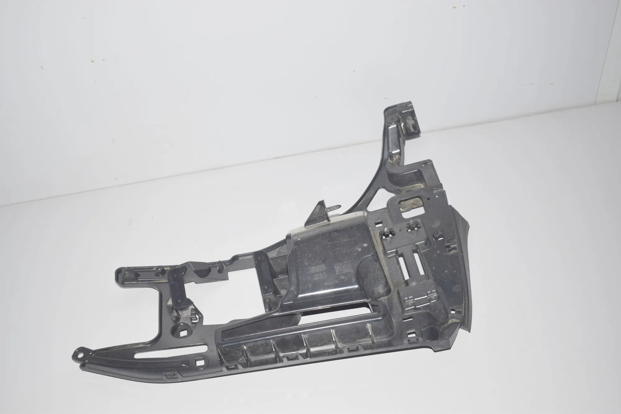 Rear Right Bumper Bracket – OEM 7296754 · BMW i3 (I01) Hybrid 2016 – 4