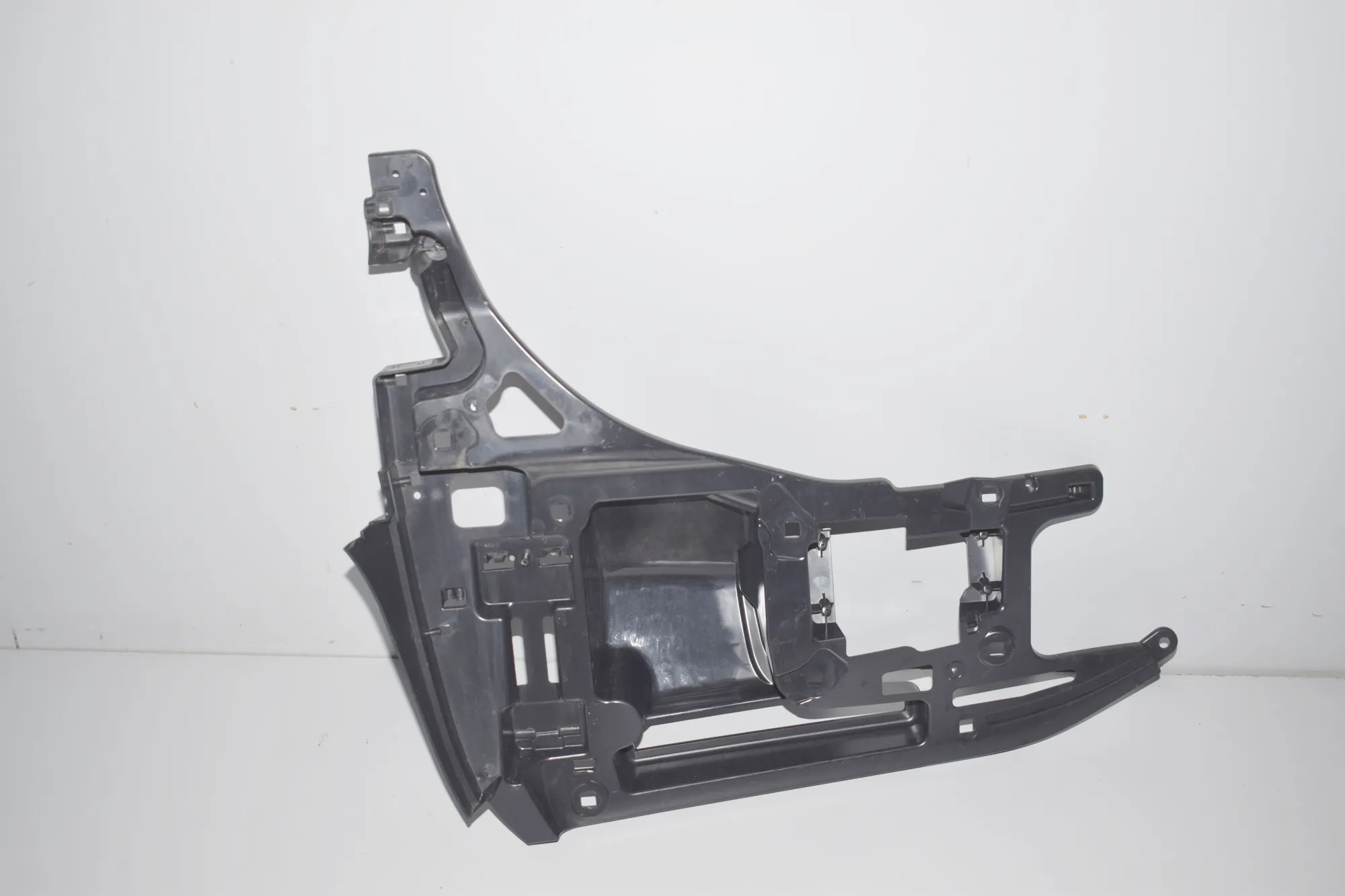 Rear Right Bumper Bracket – OEM 7296754 · BMW i3 (I01) Hybrid 2016