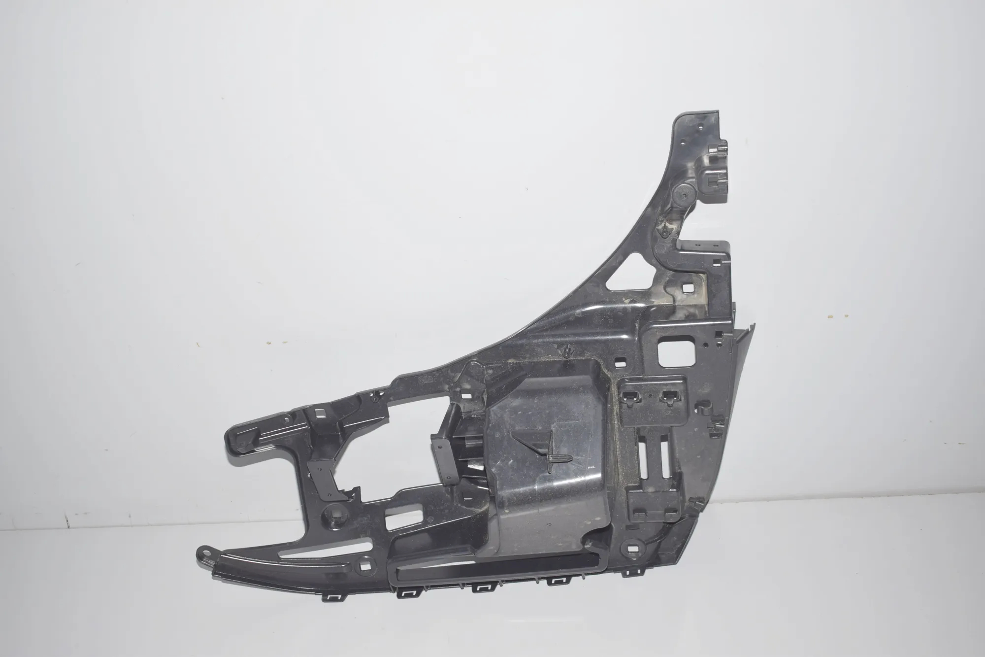 Rear Right Bumper Bracket – OEM 7296754 · BMW i3 (I01) Hybrid 2016 – 2