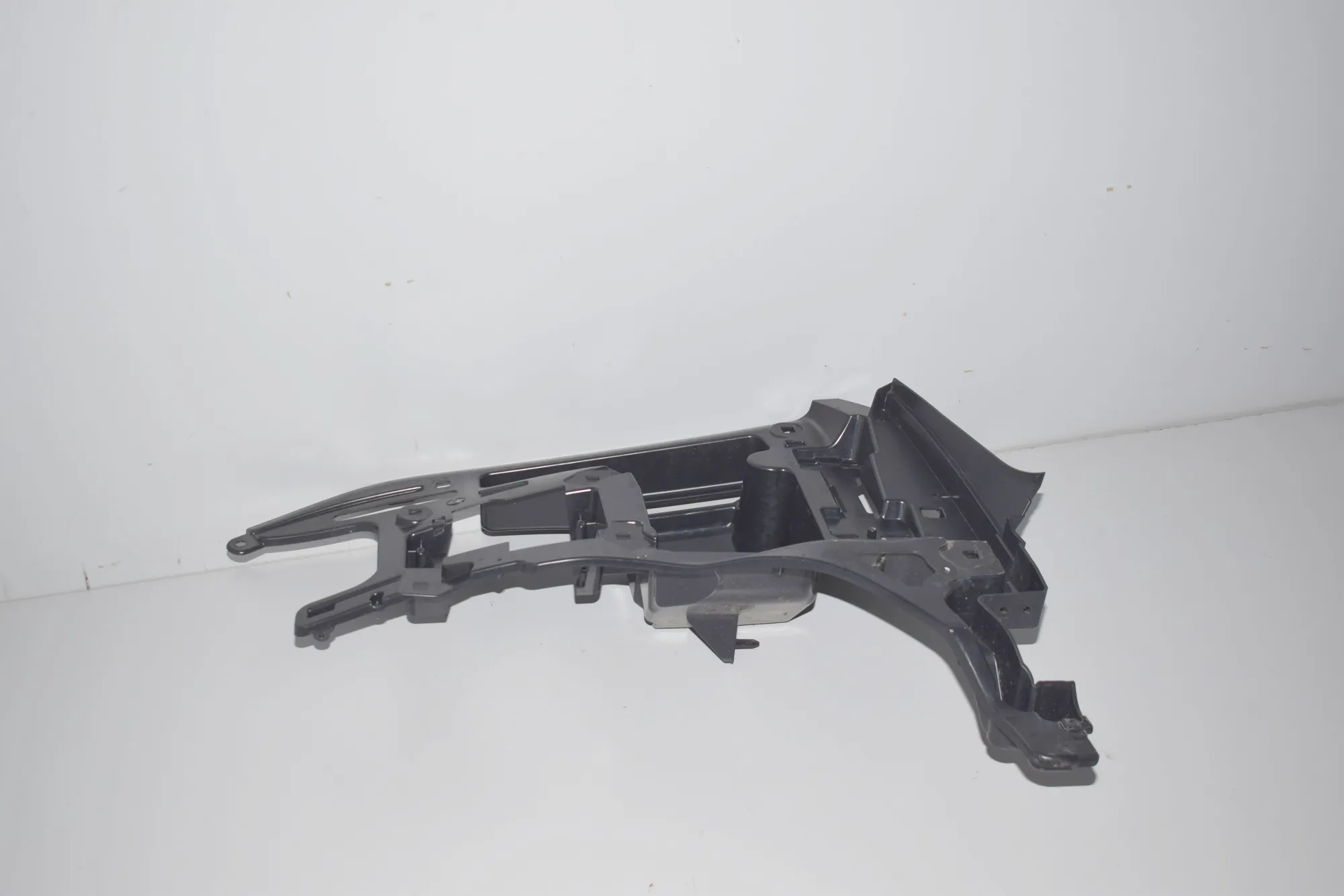 Rear Right Bumper Bracket – OEM 7296754 · BMW i3 (I01) Hybrid 2016 – 3