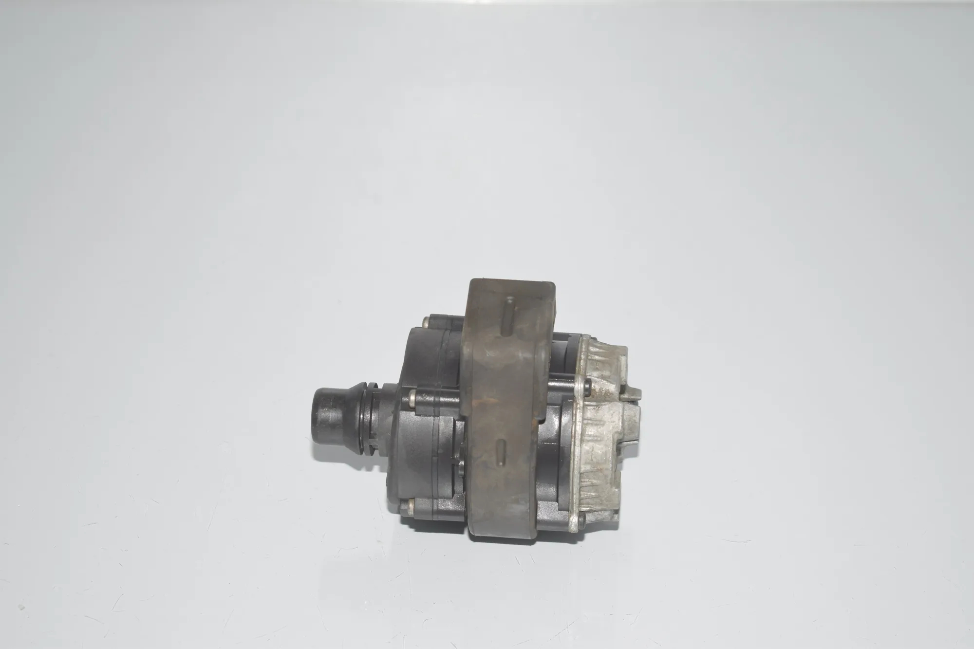 Auxiliary Water Pump – OEM 8600286 · BMW i3 (I01) Hybrid 2016 – 5