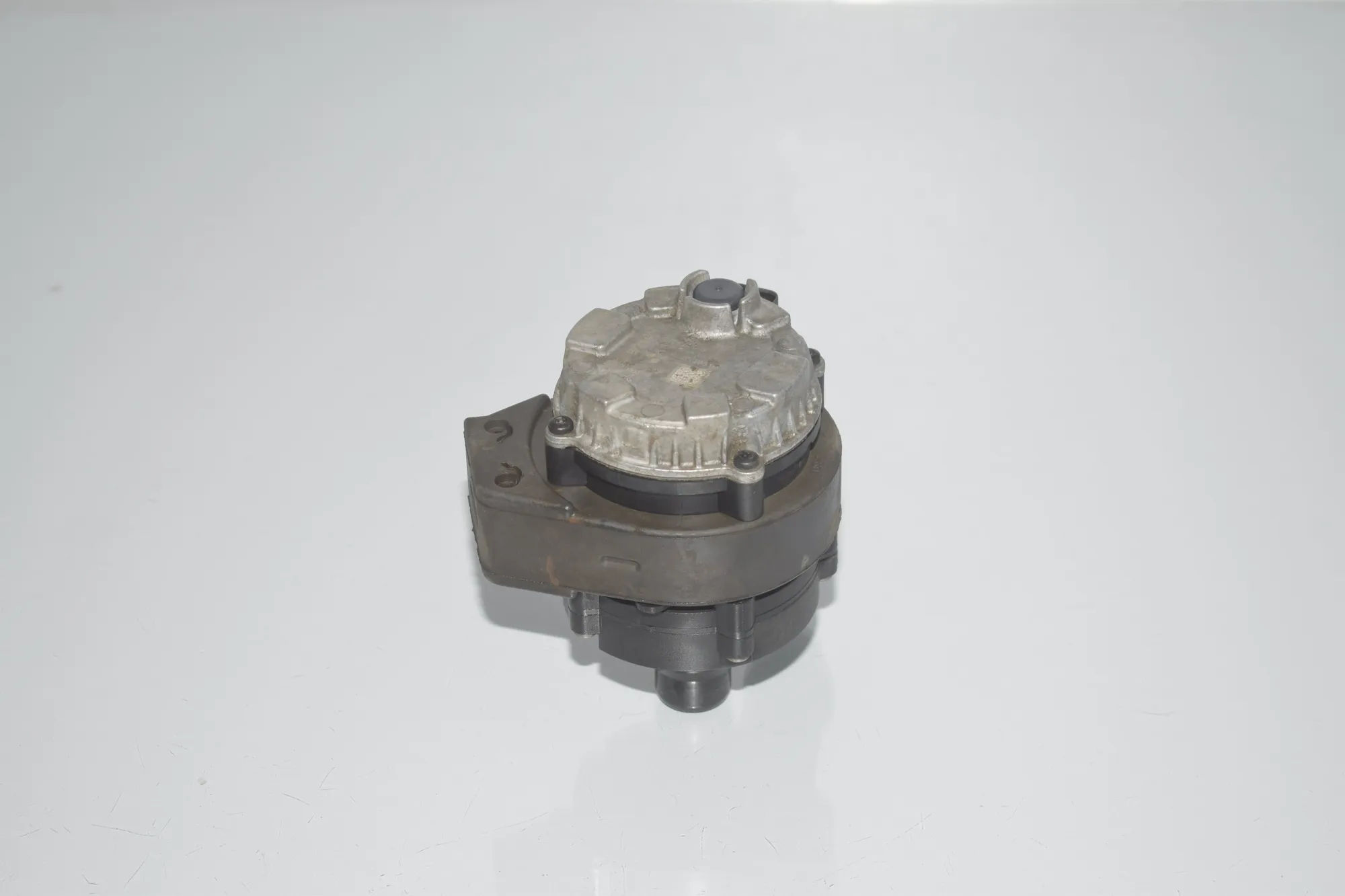 Auxiliary Water Pump – OEM 8600286 · BMW i3 (I01) Hybrid 2016 – 4