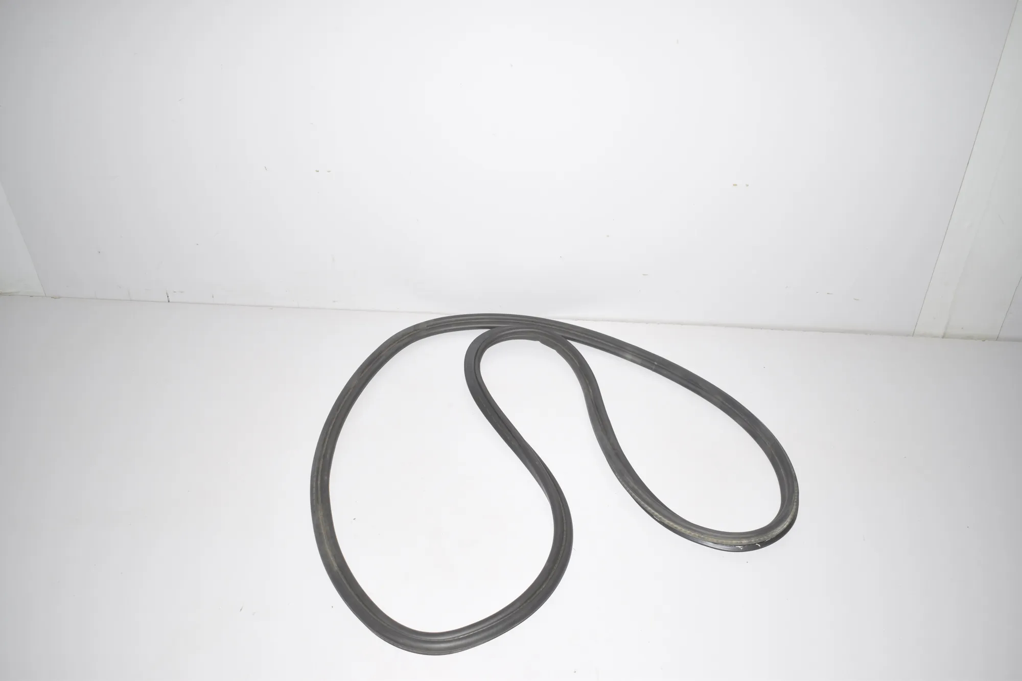Tailgate Rubber Seal – OEM 7439016 · BMW i3 (I01) Hybrid 2016