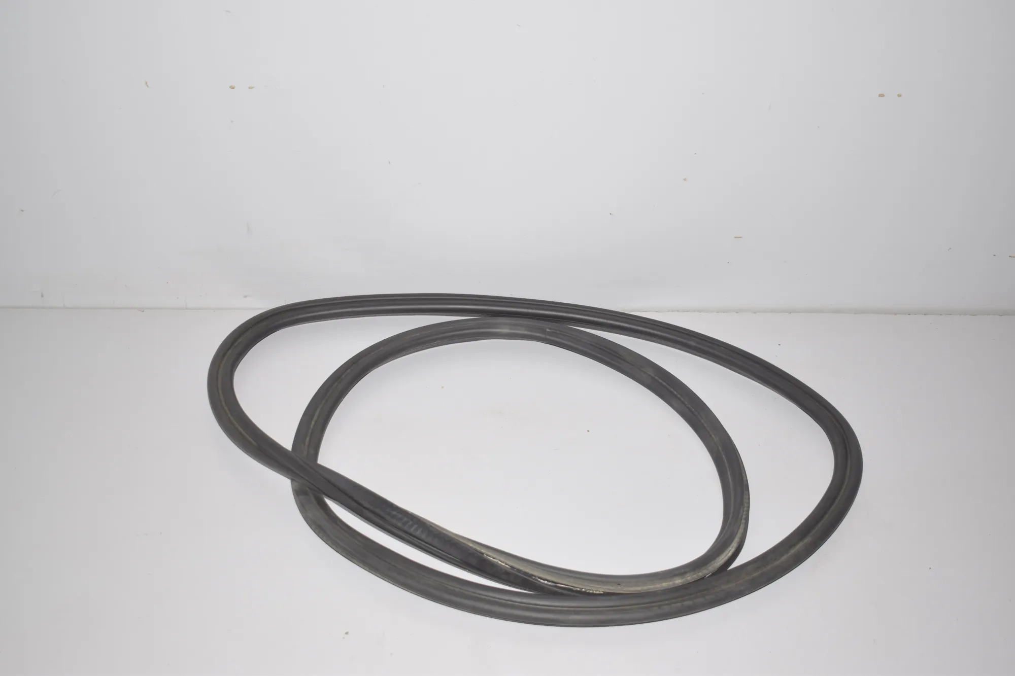 Tailgate Rubber Seal – OEM 7439016 · BMW i3 (I01) Hybrid 2016 – 3