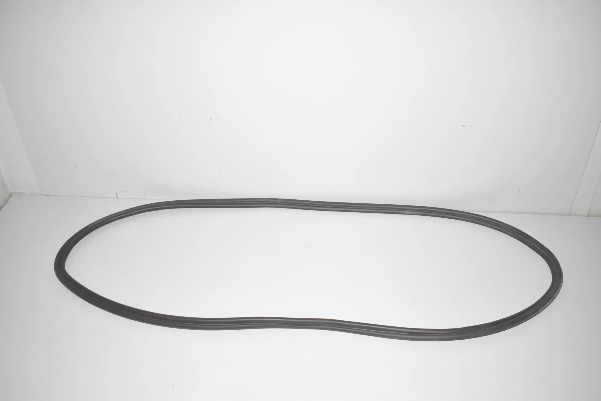 Tailgate Rubber Seal – OEM 7439016 · BMW i3 (I01) Hybrid 2016 – 2