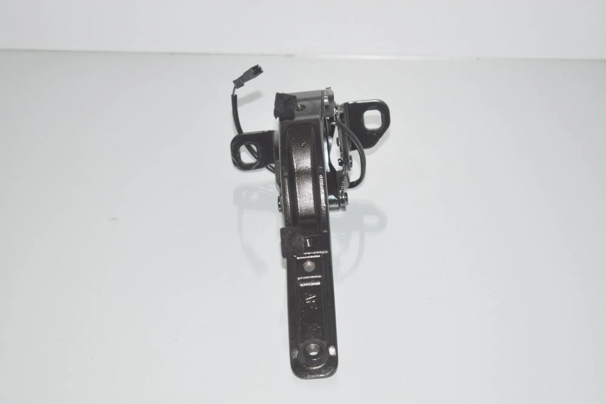 Left Side Bootlid Hinge – OEM 7296773 · BMW i3 (I01) Hybrid 2016