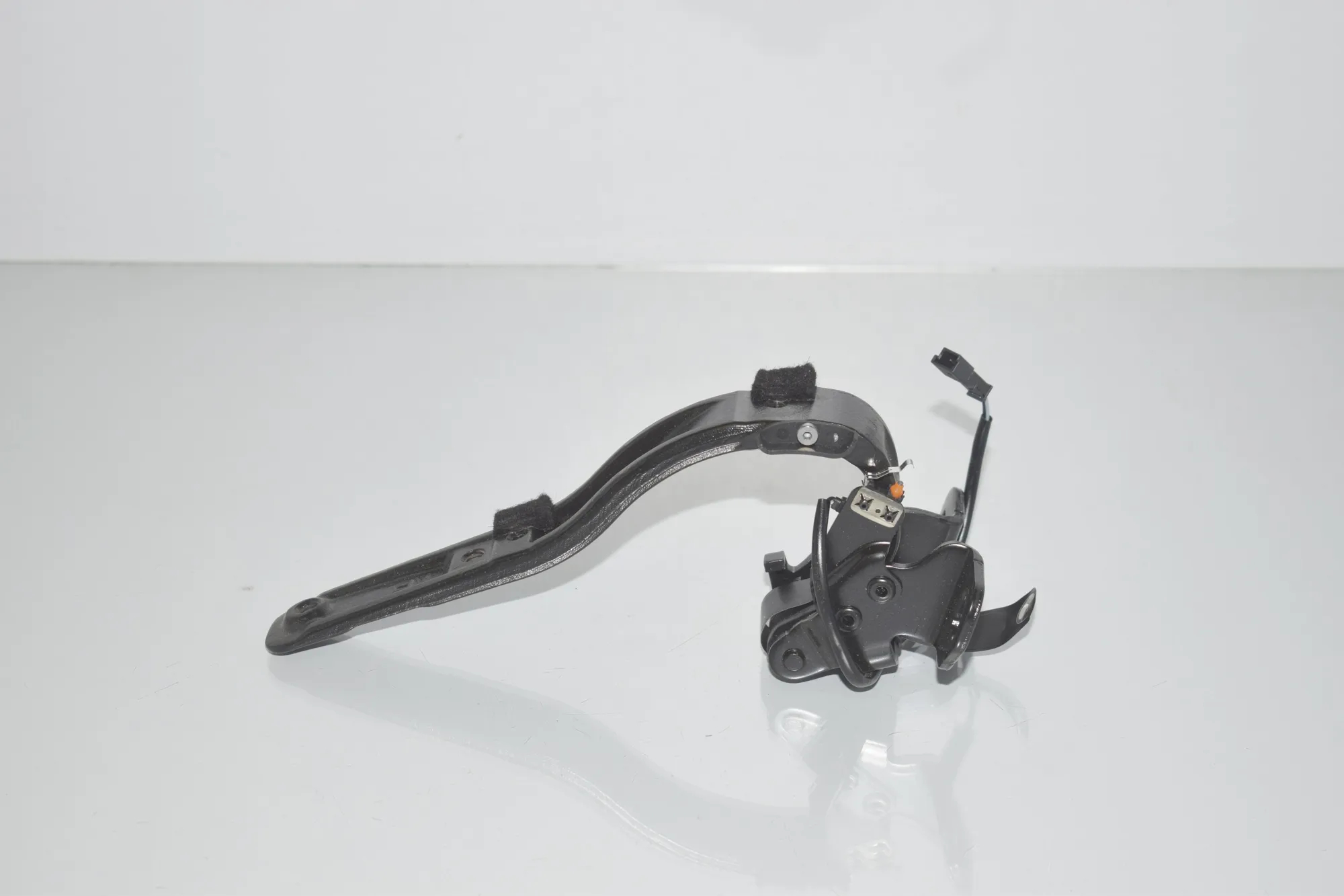 Left Side Bootlid Hinge – OEM 7296773 · BMW i3 (I01) Hybrid 2016 – 3
