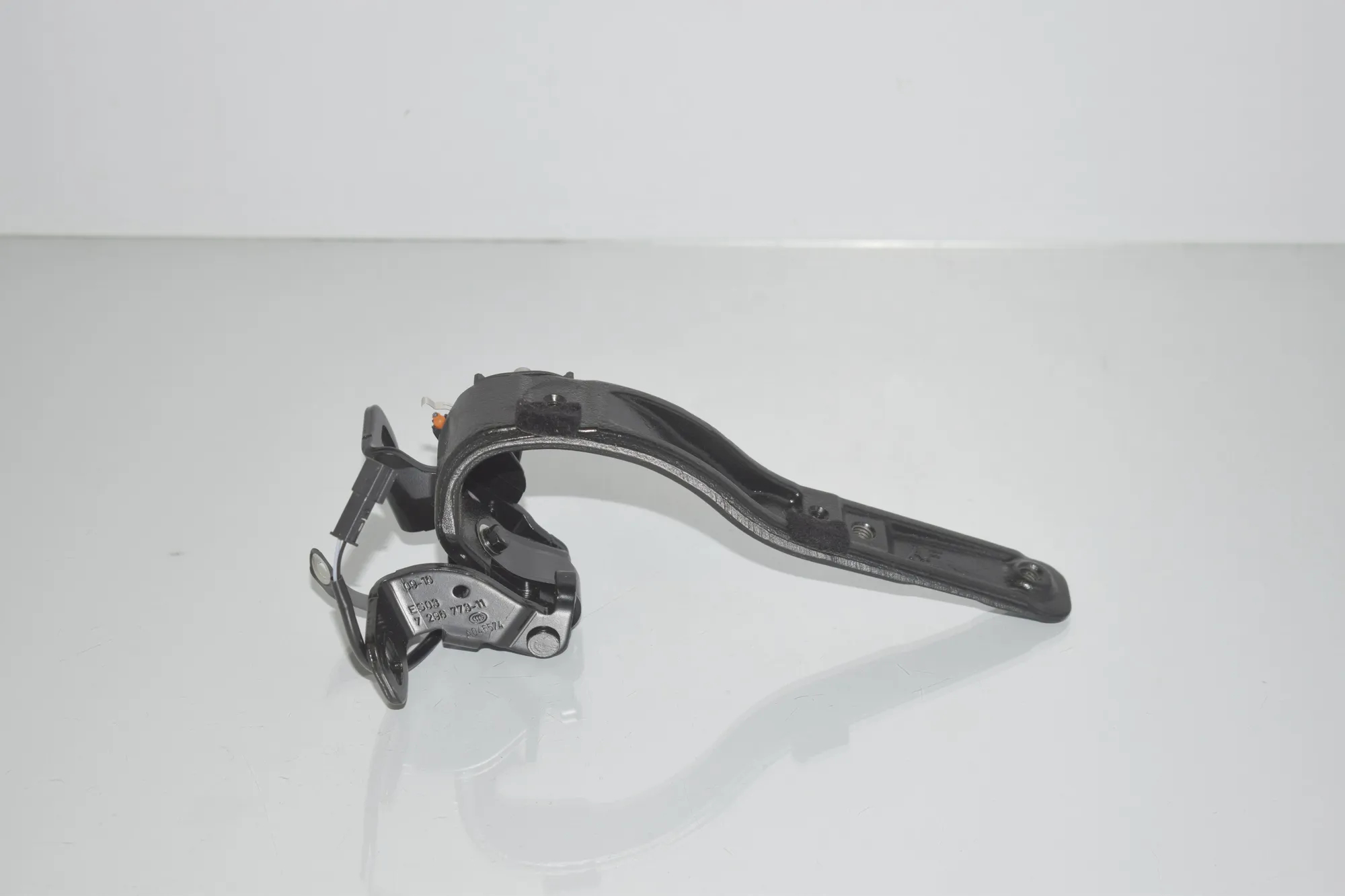 Left Side Bootlid Hinge – OEM 7296773 · BMW i3 (I01) Hybrid 2016 – 2
