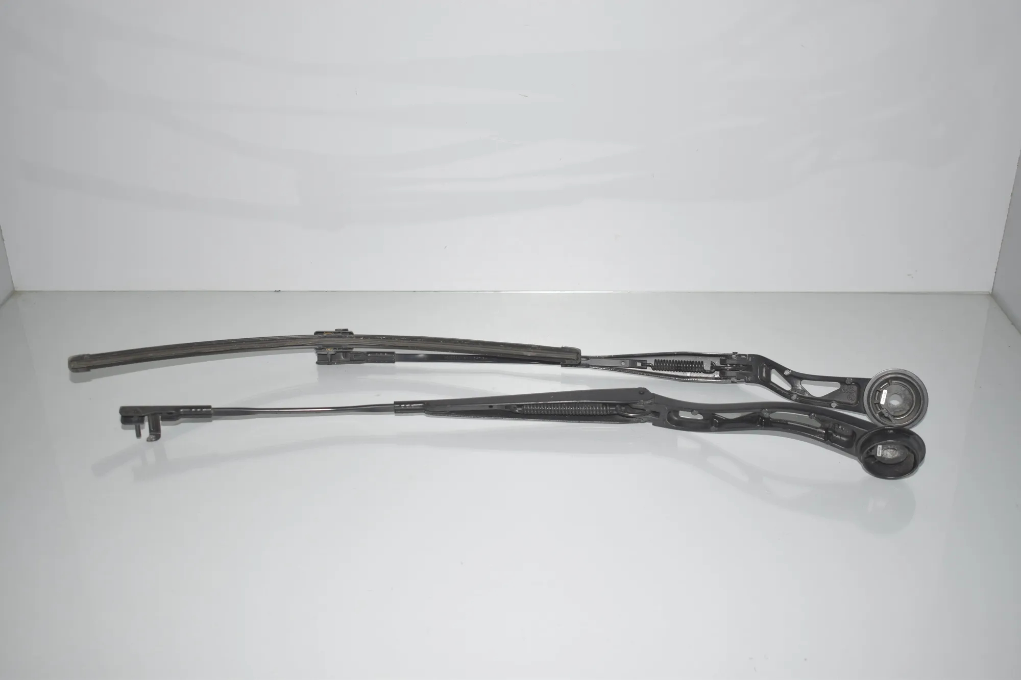 Front Wiper Arms – OEM 7322162 · BMW i3 (I01) Hybrid 2016 – 3
