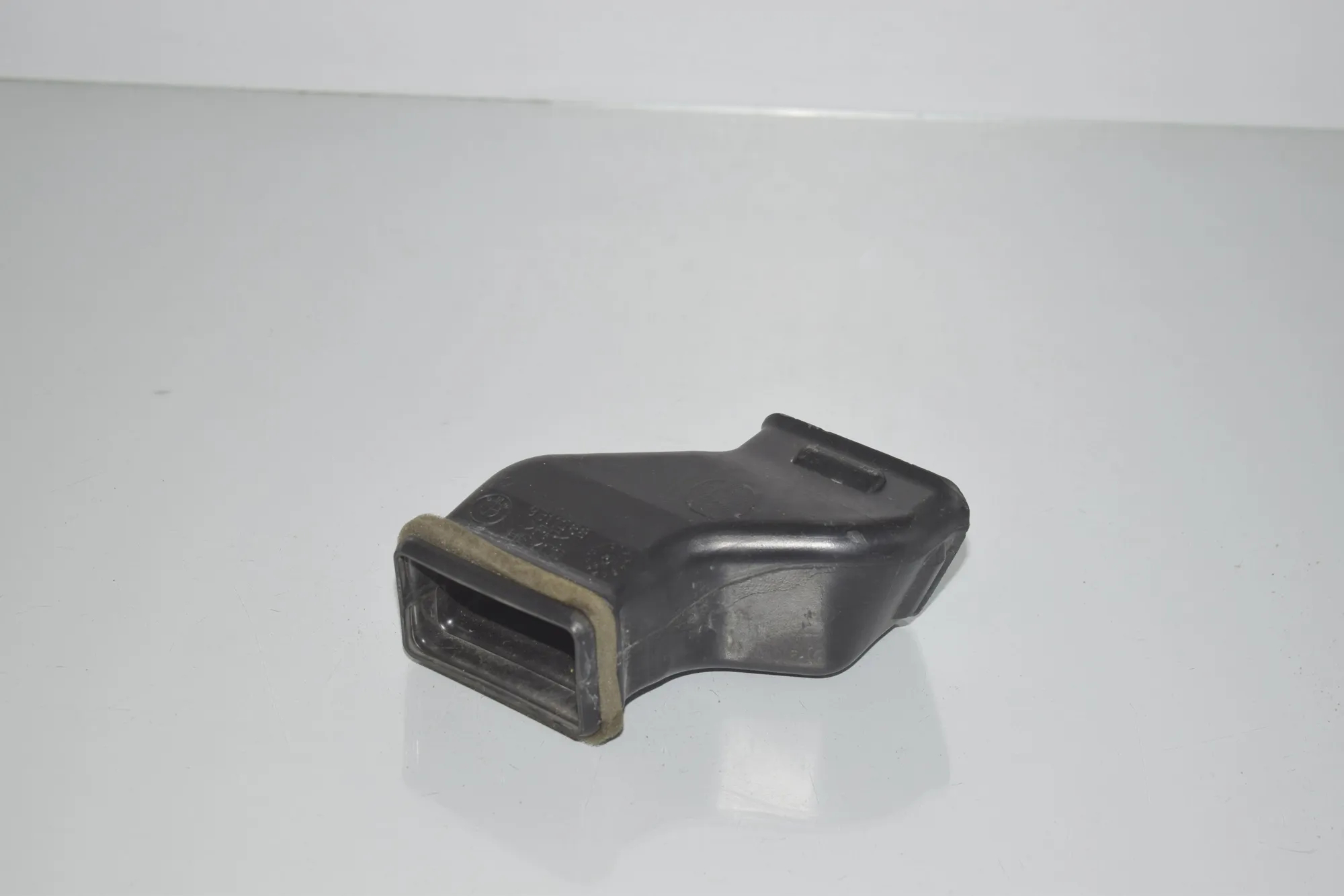 Interior Air Duct Channel – OEM 9311088 · BMW i3 (I01) Hybrid 2016 – 2