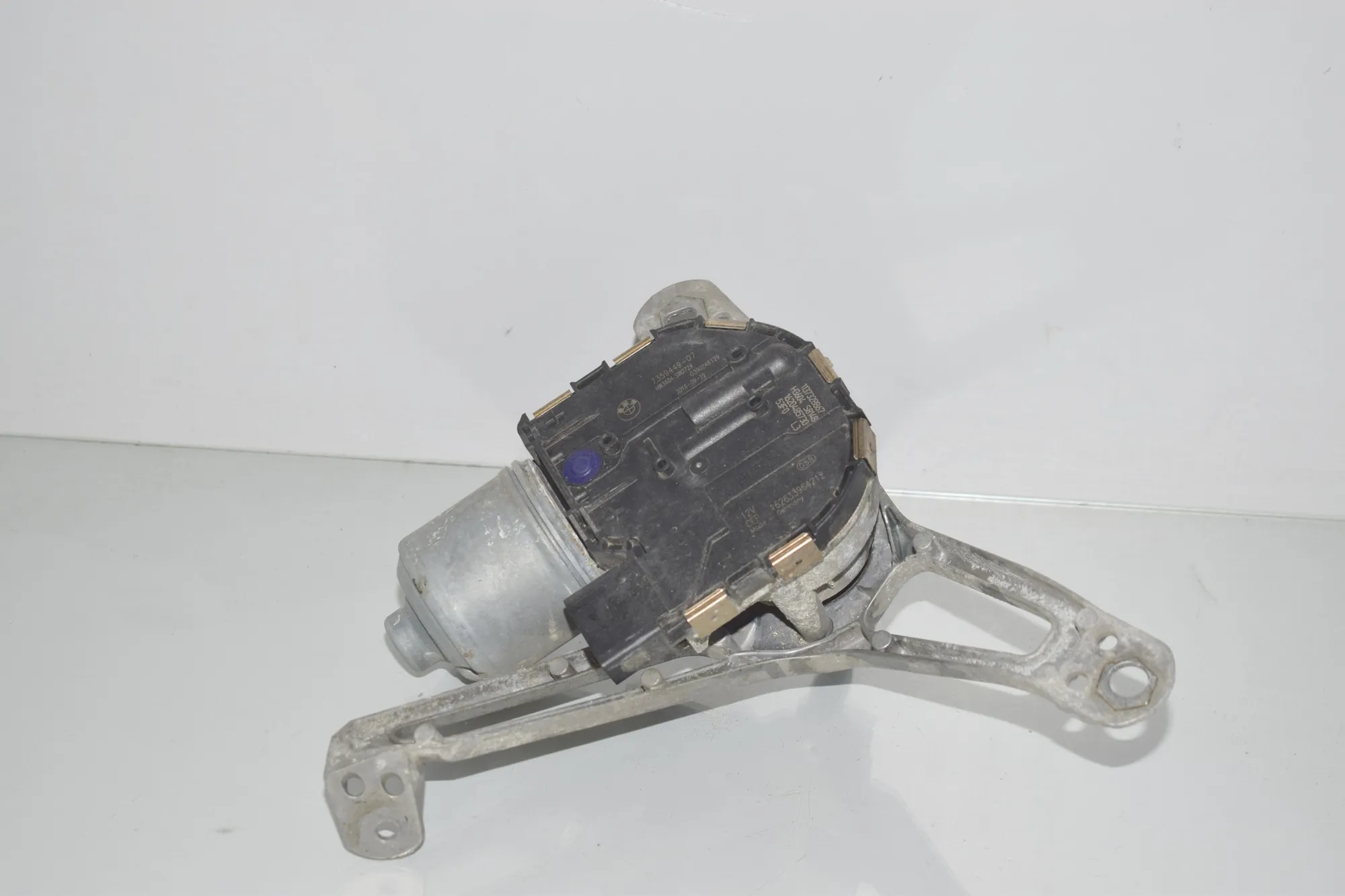 Front Windshield Wiper Mechanism – OEM 7359449 · BMW i3 (I01) Hybrid 2016 – 2