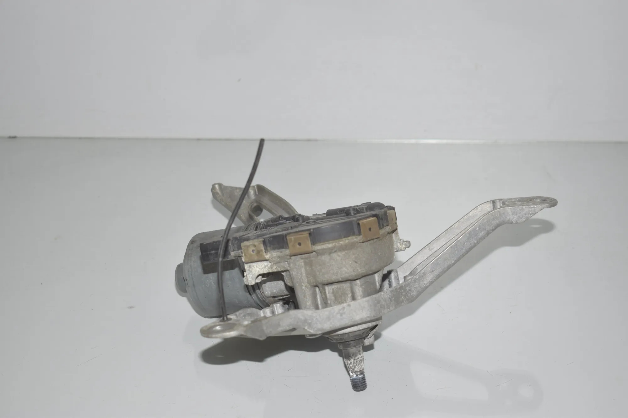 Front Windshield Wiper Mechanism – OEM 7359450 · BMW i3 (I01) Hybrid 2016 – 2