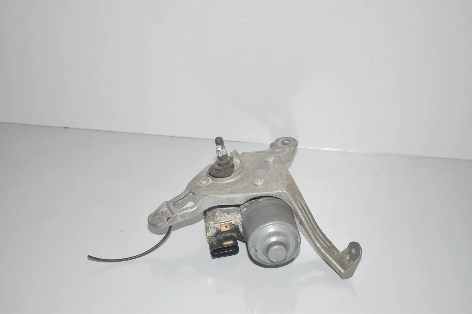 Front Windshield Wiper Mechanism – OEM 7359450 · BMW i3 (I01) Hybrid 2016 – 4