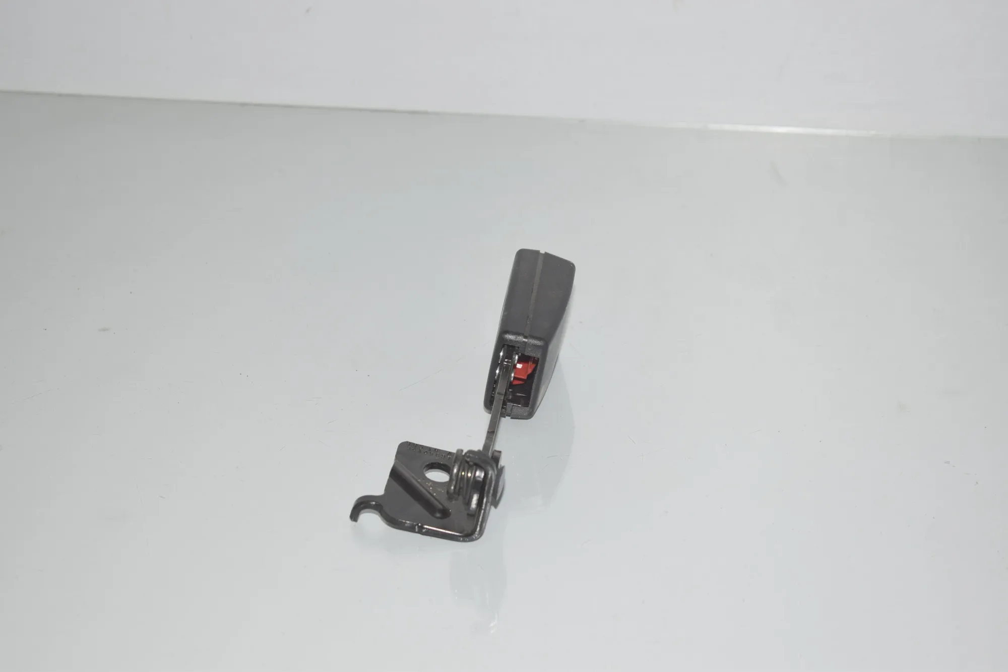Rear Left Seat Buckle – OEM 7347725 · BMW i3 (I01) Hybrid 2016 – 2