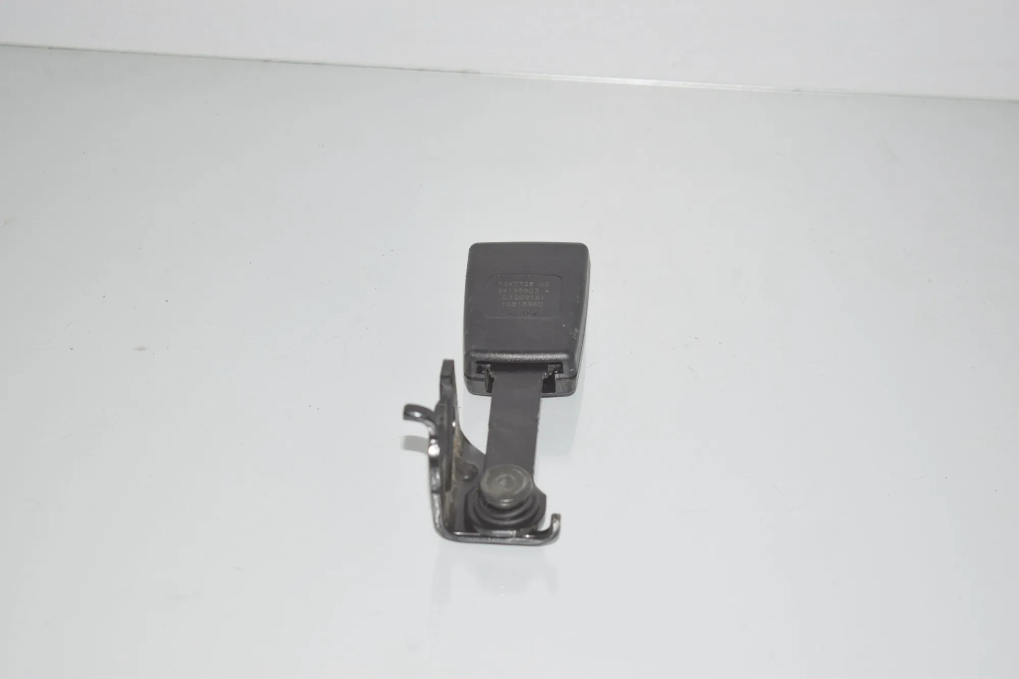 Rear Left Seat Buckle – OEM 7347725 · BMW i3 (I01) Hybrid 2016
