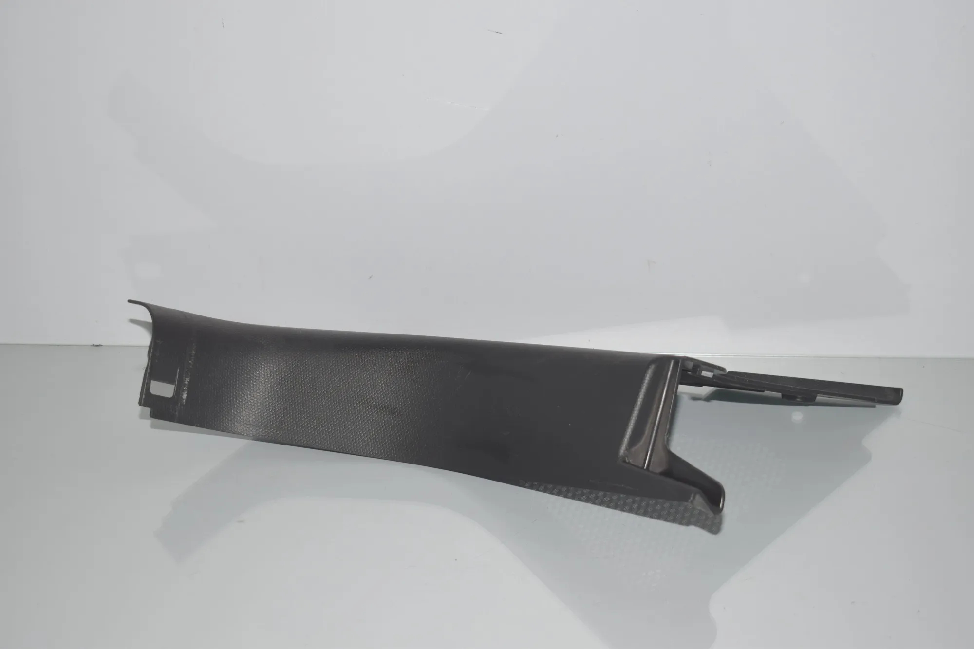 Front Right Interior Step Trim – OEM 7272418 · BMW i3 (I01) Hybrid 2016 – 2