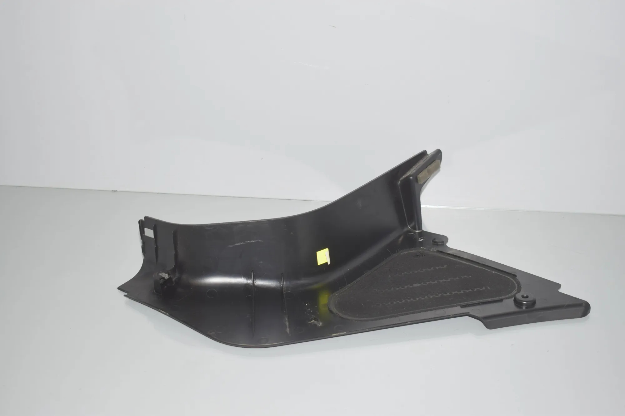 Front Right Interior Step Trim – OEM 7272418 · BMW i3 (I01) Hybrid 2016 – 5