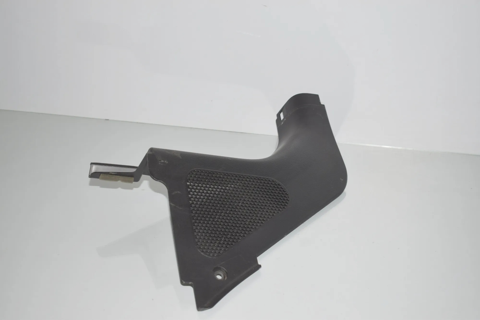 Front Right Interior Step Trim – OEM 7272418 · BMW i3 (I01) Hybrid 2016 – 3