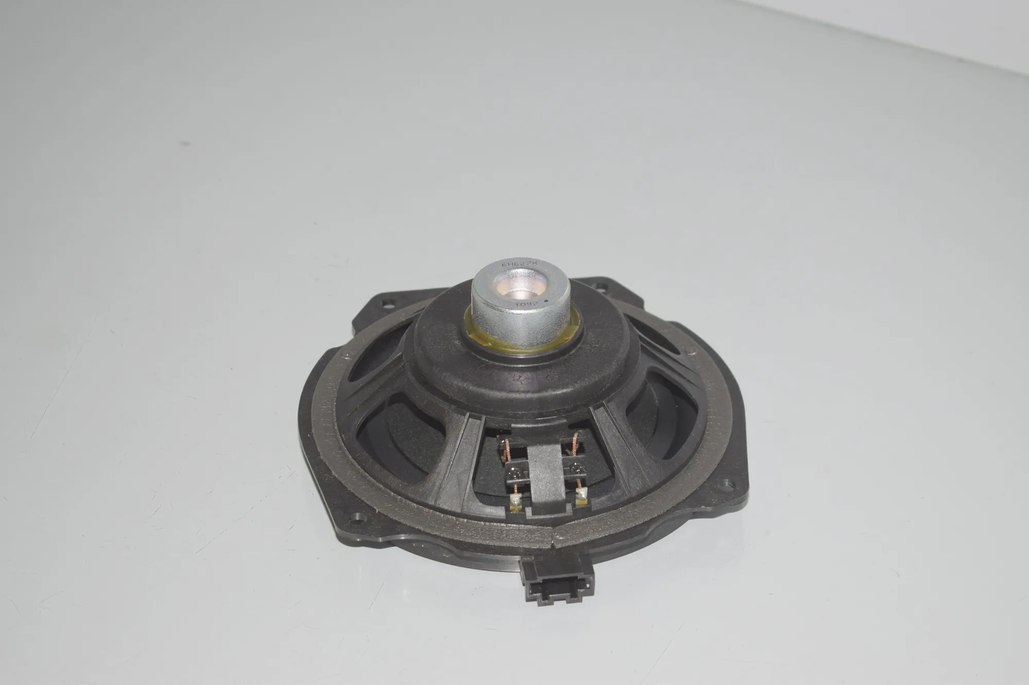 Left Side Floor Subwoofer – OEM 9267416 · BMW i3 (I01) Hybrid 2016 – 4