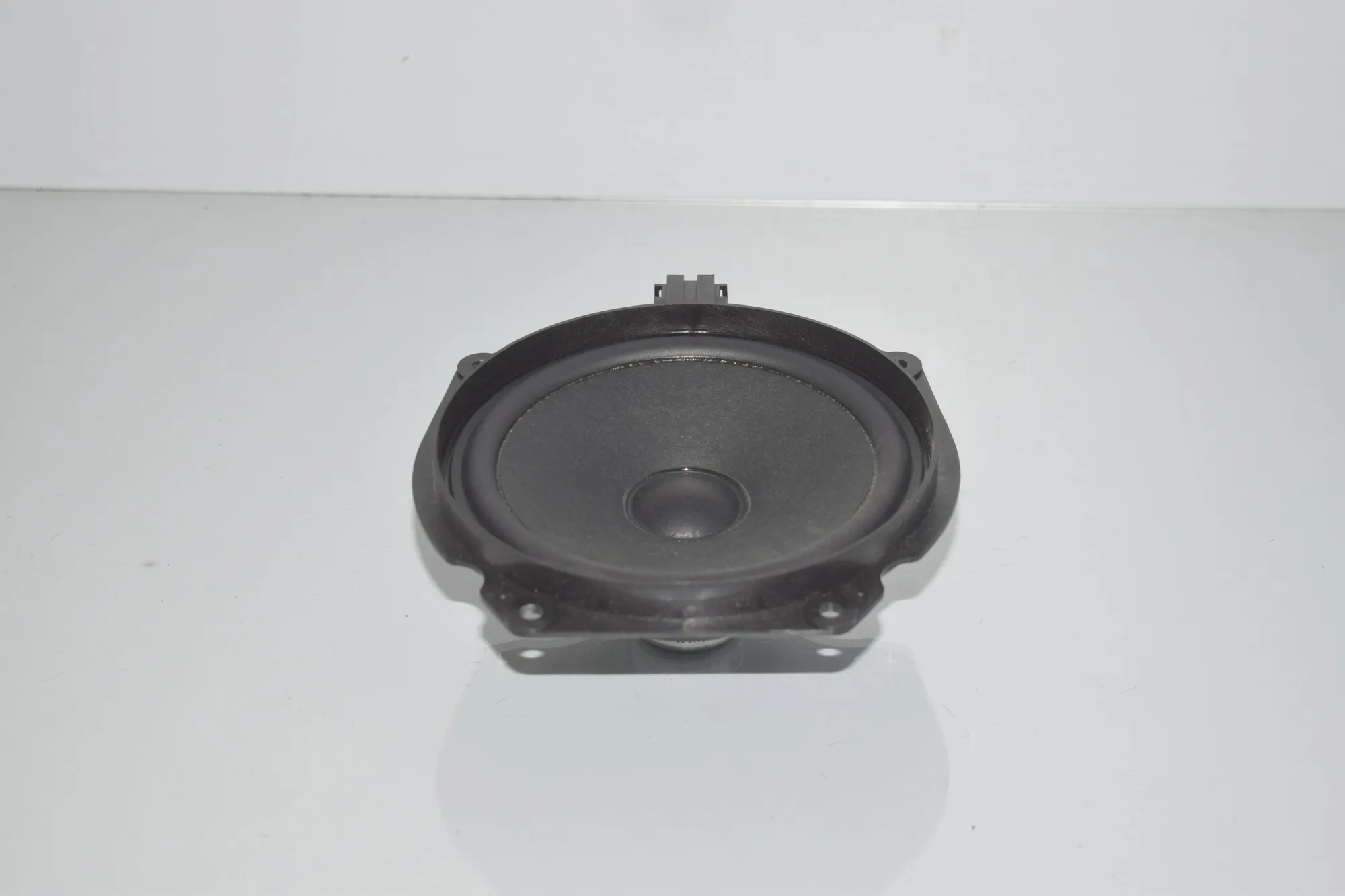 Left Side Floor Subwoofer – OEM 9267416 · BMW i3 (I01) Hybrid 2016