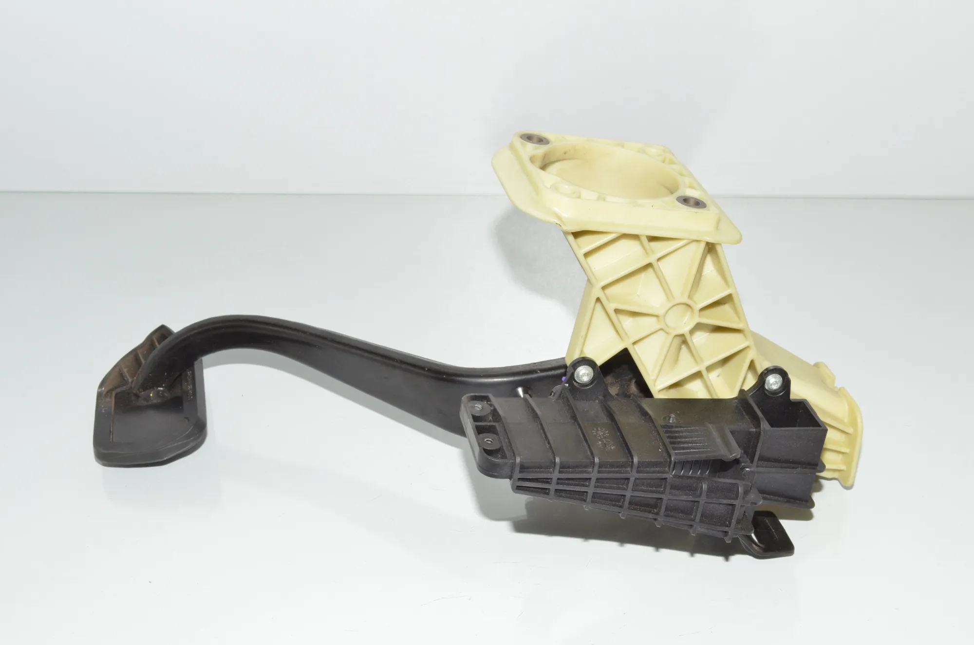 Brake Pedal – OEM 6775368 · BMW 5 Touring (F11) M 550 d xDrive 2012 – 3