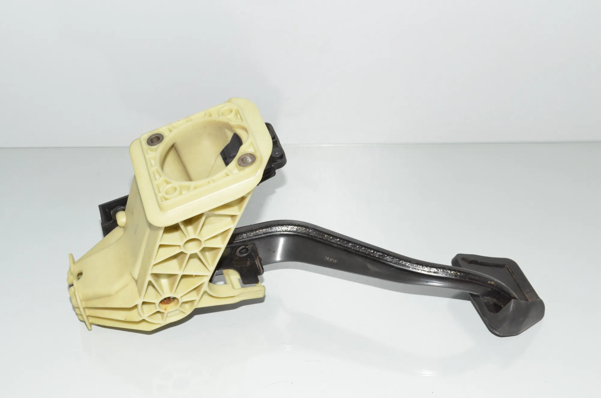 Brake Pedal – OEM 6775368 · BMW 5 Touring (F11) M 550 d xDrive 2012 – 4