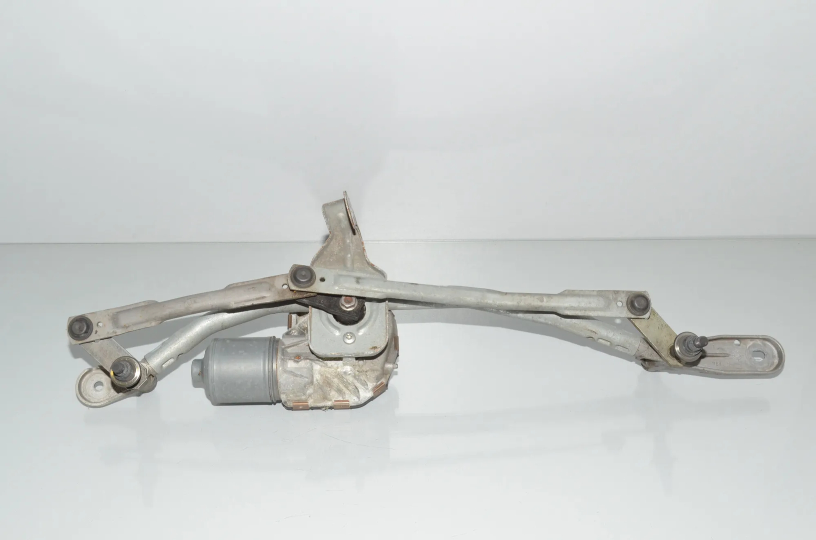 Front Windshield Wiper Mechanism – OEM 61617272451 · BMW 5 Touring (F11) M 550 d xDrive 2012 – 4