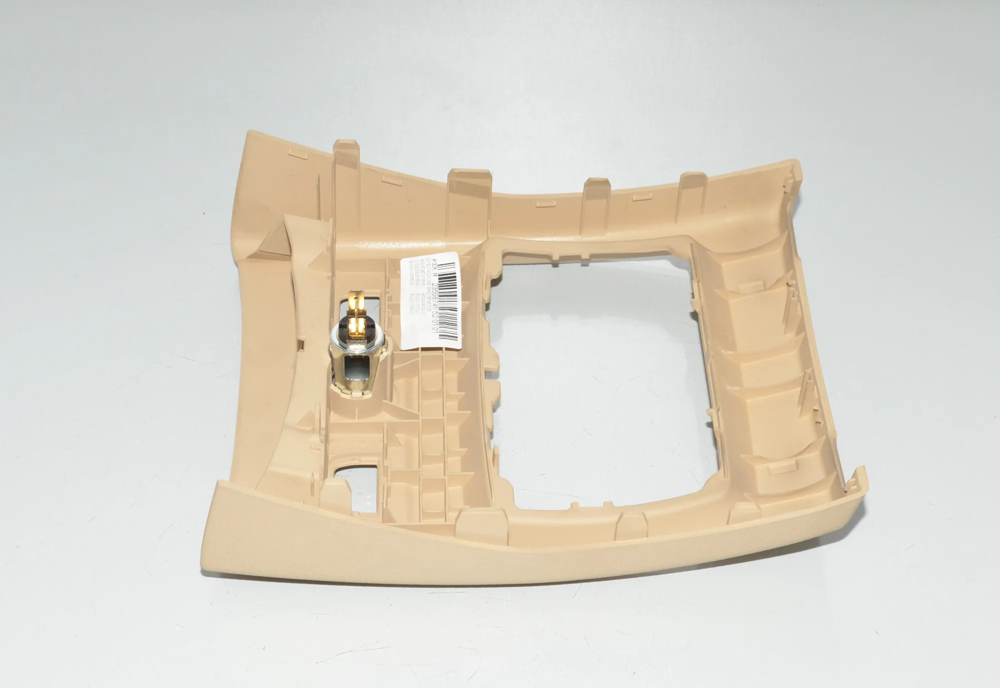 Center Console Trim – OEM 9222046 · BMW 3 (F30, F80) 320 i Efficient Dynamics 2014 – 4