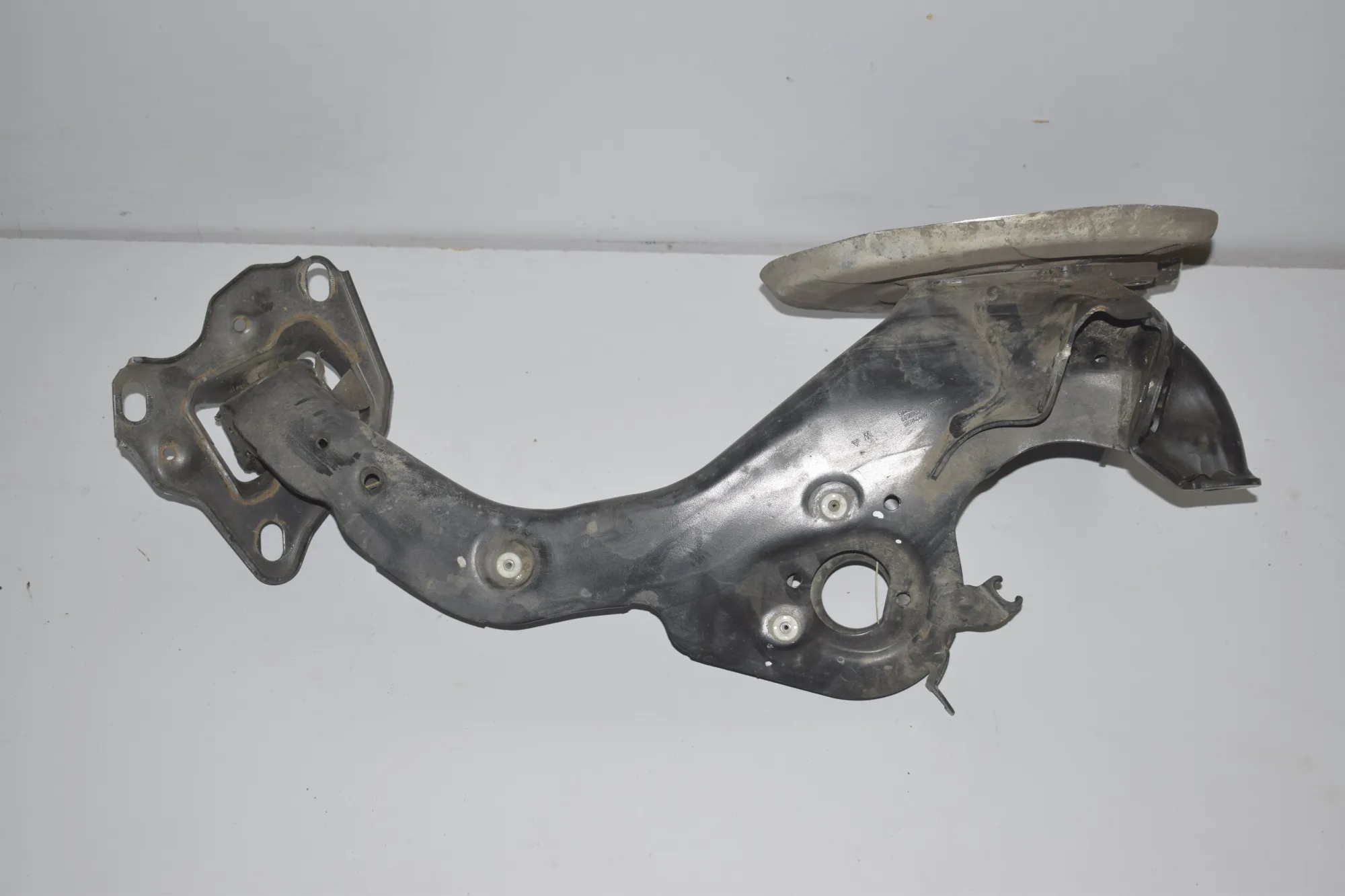 Rear Left Wheel Hub Spindle – OEM 6898963 · BMW 2 Gran Tourer (F46) 218 d 2019